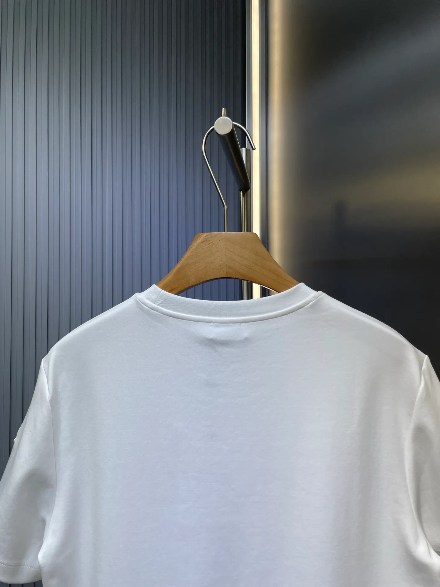 P300 Moncler🌟25 new fall and winter product with three-color embroidery logo. Thick fabric short sleeves, iconic three-color embroidery design on the chest, and classic wool embroidery logo on the left sleeve, interpreting the early autumn style brand logo. It is a basic classic style shirt that is suitable for wearing inside or outside. Made of 300 grams of heavy Lens modal cotton fabric: delicate and skin-friendly, soft and smooth, moisture-absorbent and breathable, often called "breathing fabric" Color: black, white size：s-xxxl