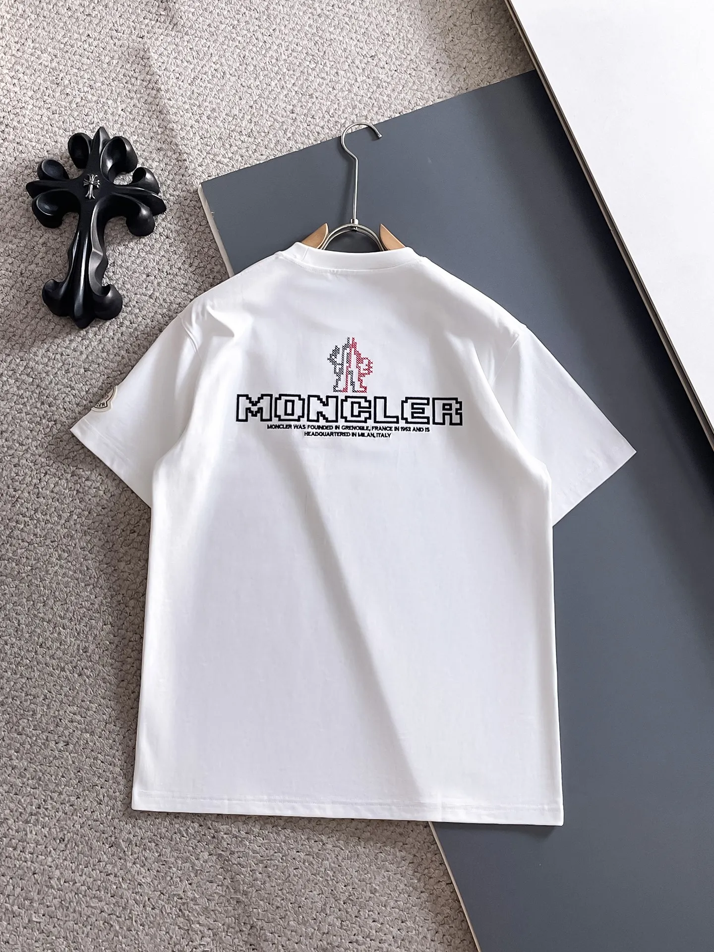P190 MONCLER selects 340 grams of customized fabrics, high weight [top quality], special embroidery technology + customized seal embellishment, same style for men and women. Size: S M L XL XXL Color: Black White