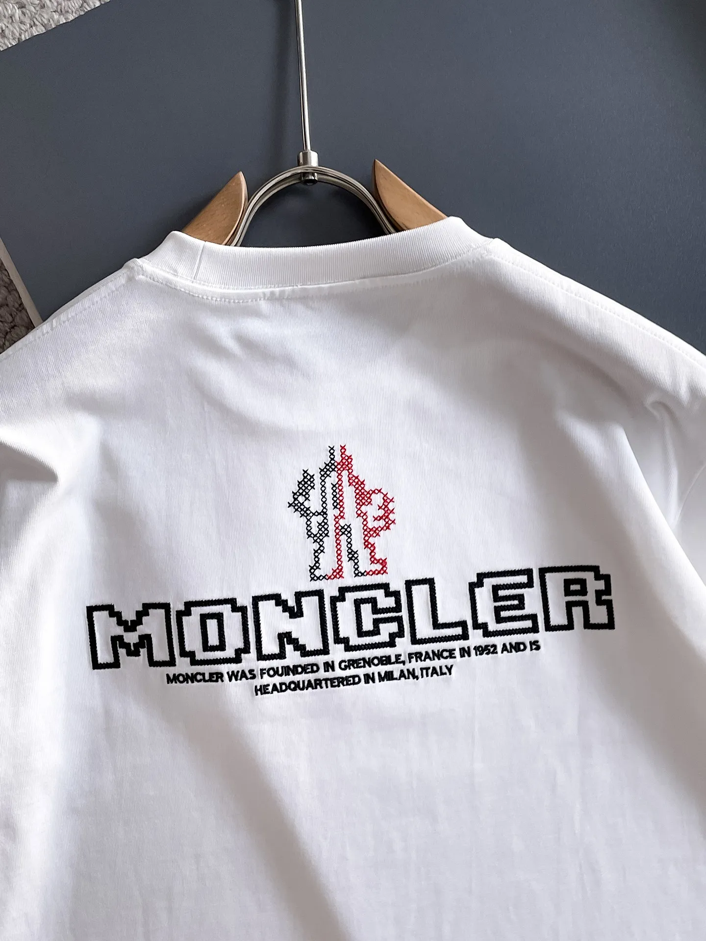 P190 MONCLER selects 340 grams of customized fabrics, high weight [top quality], special embroidery technology + customized seal embellishment, same style for men and women. Size: S M L XL XXL Color: Black White