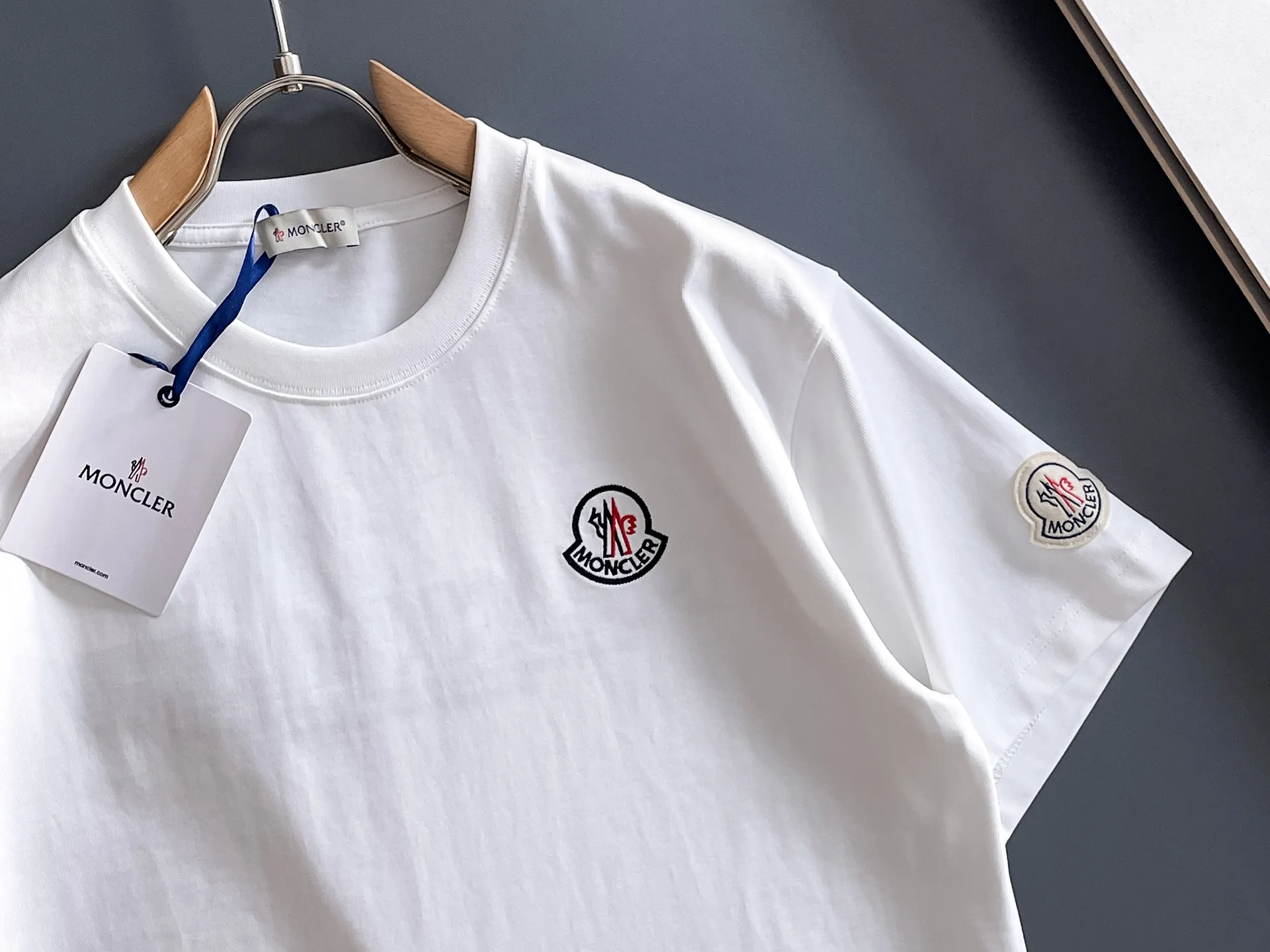 P190 MONCLER selects 340 grams of customized fabrics, high weight [top quality], special embroidery technology + customized seal embellishment, same style for men and women. Size: S M L XL XXL Color: Black White