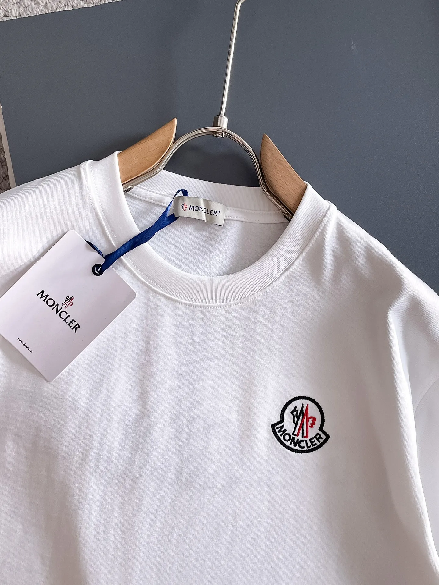 P190 MONCLER selects 340 grams of customized fabrics, high weight [top quality], special embroidery technology + customized seal embellishment, same style for men and women. Size: S M L XL XXL Color: Black White