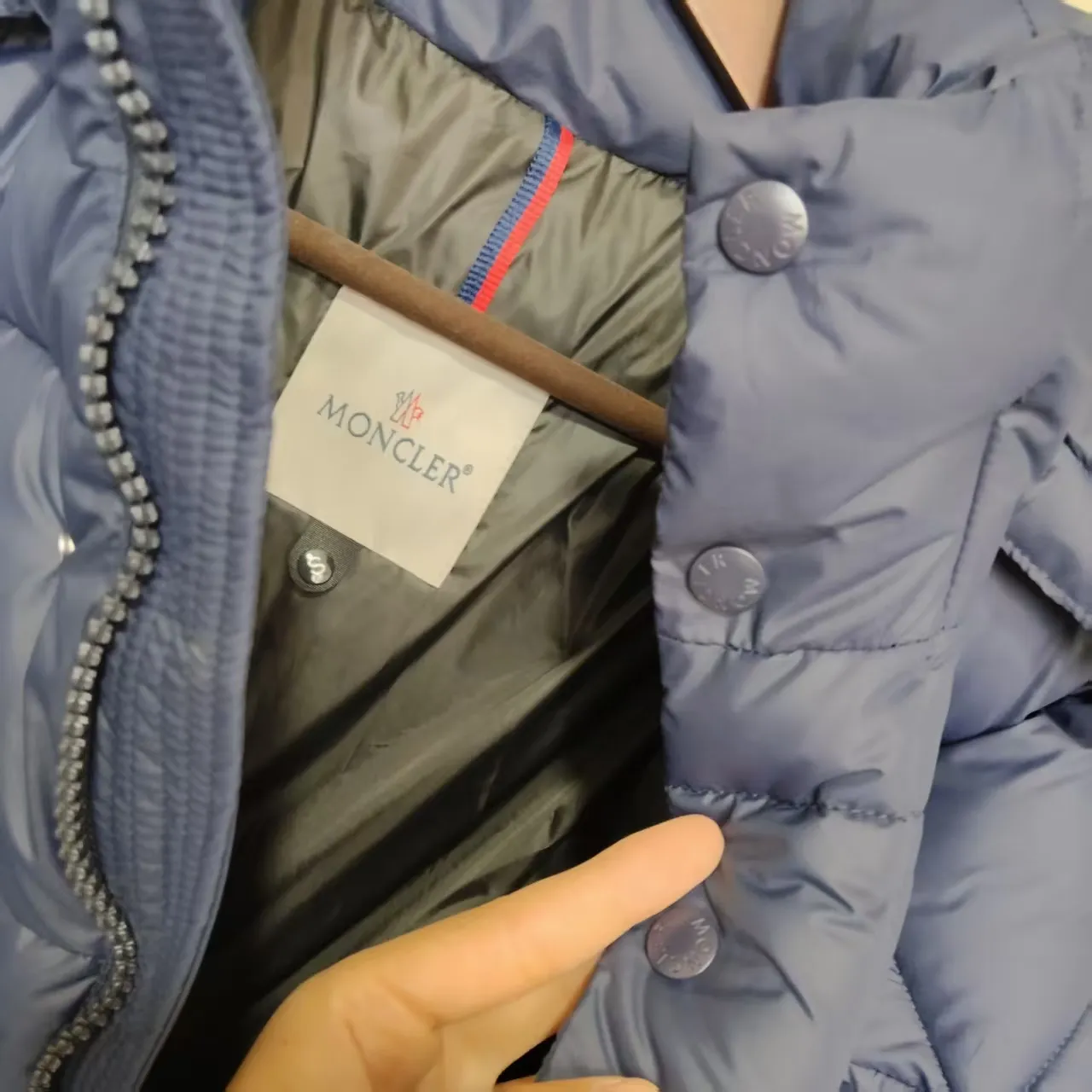 P900 MonVezere down jacket, made of longue saison fabric, is both light and warm. This short down jacket features a hood, zip and button fastening, zip pockets, patch pockets on the sleeves, adjustable cuffs, drawstring hem and a hood that can be easily removed depending on the weather. The silhouette and sleeve patch pockets pay homage to the iconic Moncler Maya down jacket. Color: Black, Navy Size: m-5XL