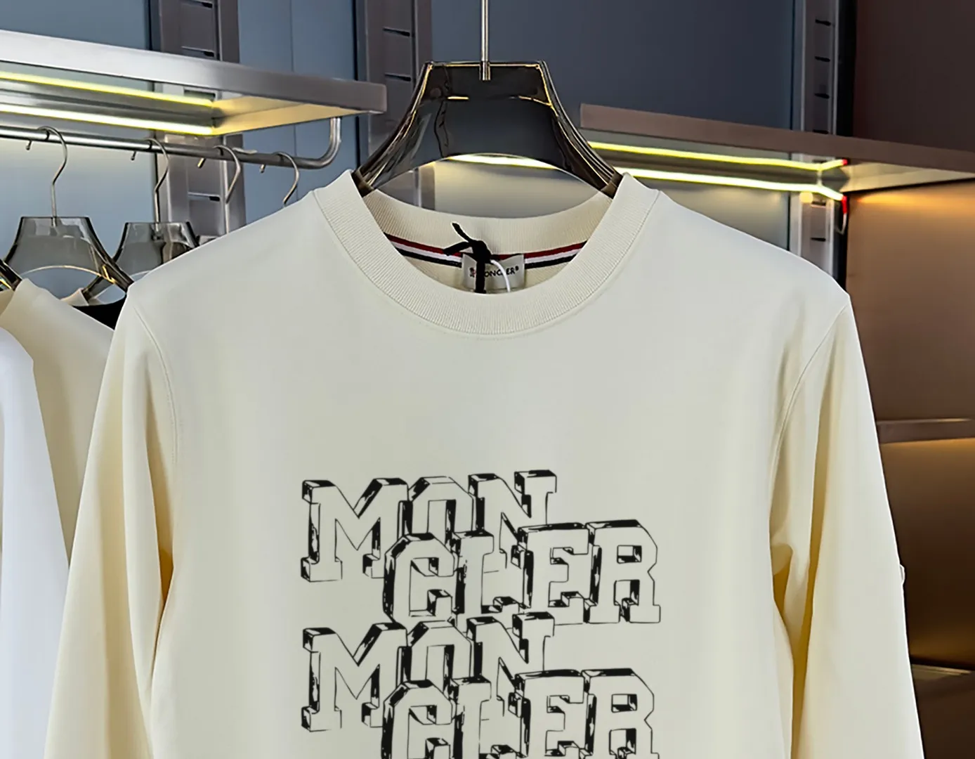 P210 high version sweatshirt) 📦With exclusive picture packaging📦 [Long-term ready stock] Upgraded version "Mobile phone smart sensor ~ NFC chip armband ~ Direct access to the official website anti-counterfeiting" 〖 𝐌𝐎𝐍𝐂𝐋𝐄𝐑 ~ Mouth covering〗 2025 new high quality, using 450g heavyweight fabric Different from the market currency, you can mix and match everything at will and you will be handsome😎The whole clothes is made of double waistcoats. The double waistcoats make the whole dress more three-dimensional. It is not an ordinary factory that can do such fine work. 2025 autumn and winter new style, on sale at the counter, exquisite printed round neck terry sweatshirt. High-end double-ply cotton. Customized stretch ribs are dyed in the same vat. Three standards are complete. It is matched with digital printing patterns and is very breathable. Same style for men and women. Color: black, white, apricot. Size: S M L XL 2XL