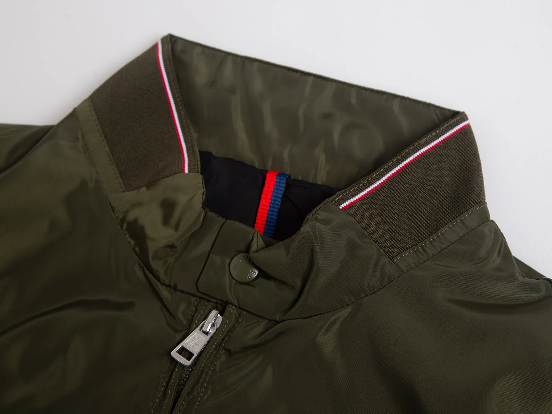 P520 ZP version) -Moncler's official website classic model is new. The letter jacquard windbreaker jacket is the same for men and women. -YB molded fabric details are the same. A full set of accessories are customized. Different from the market currency. Welcome to compare. -Color: black, white, royal blue, military green. -Code number 1 2 3 4 5