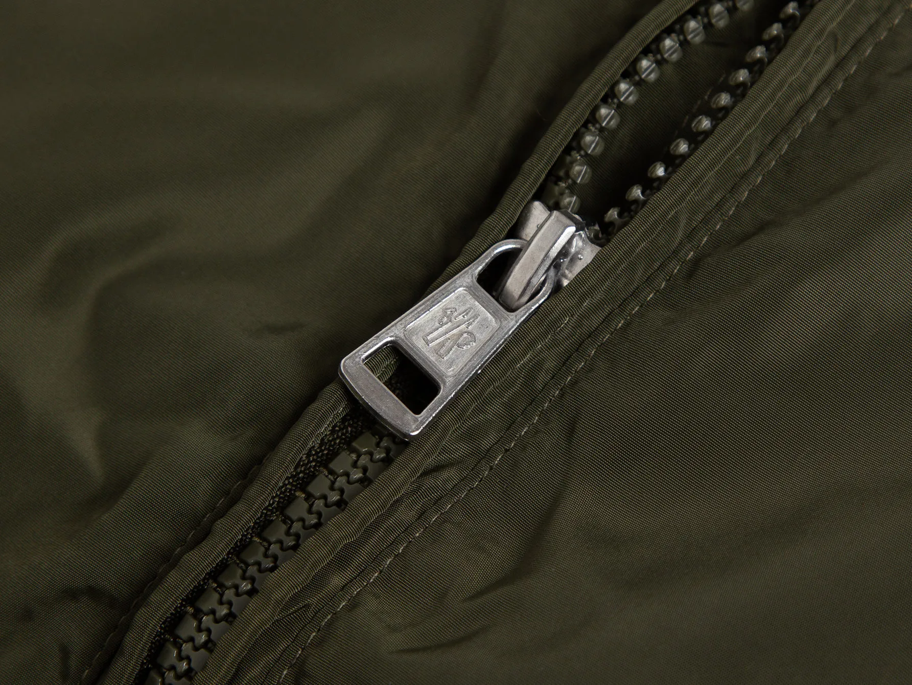 P520 ZP version) -Moncler's official website classic model is new. The letter jacquard windbreaker jacket is the same for men and women. -YB molded fabric details are the same. A full set of accessories are customized. Different from the market currency. Welcome to compare. -Color: black, white, royal blue, military green. -Code number 1 2 3 4 5
