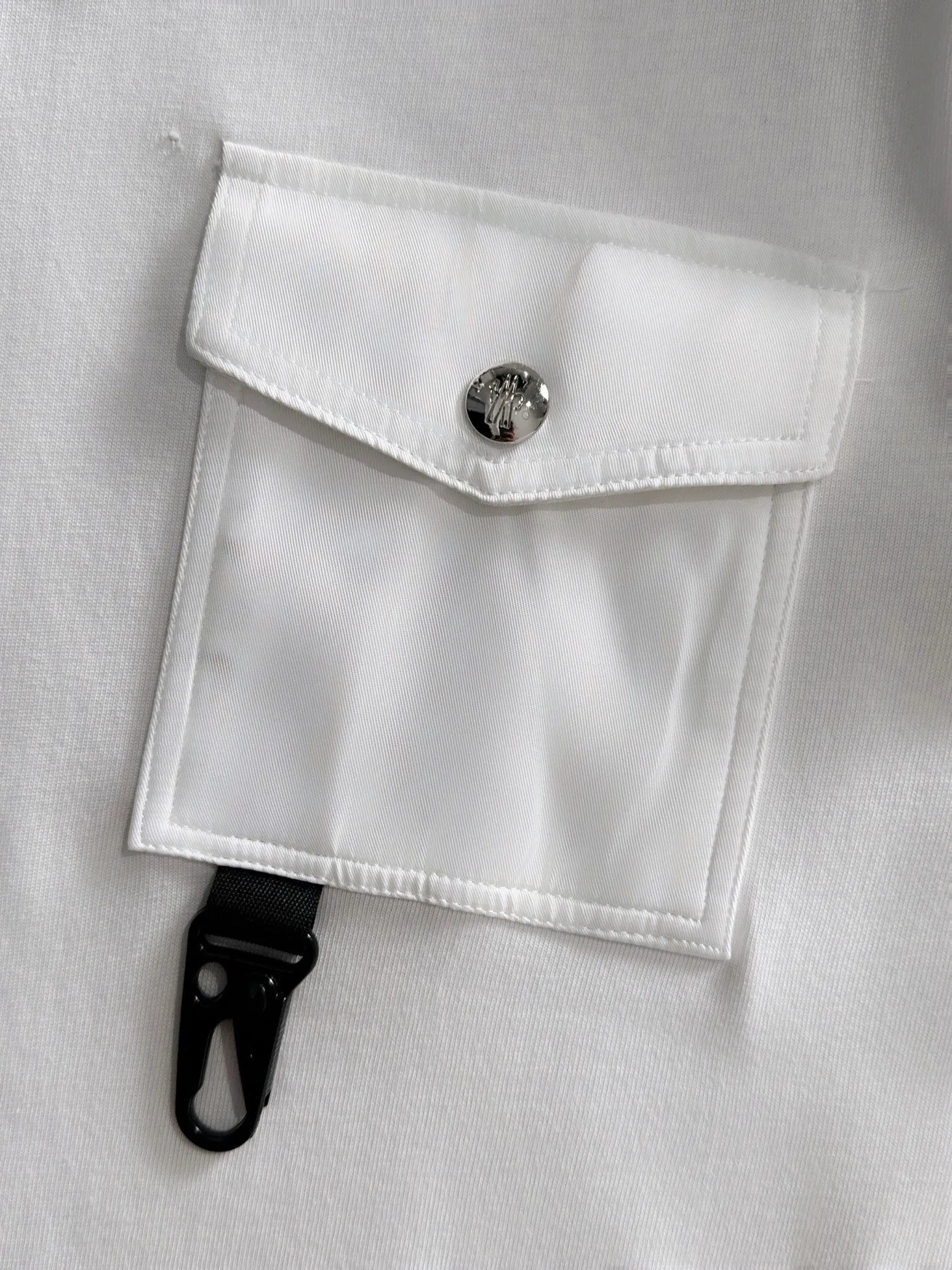 P190 Moncler 2025 new style Woven pocket splicing process Customized small logo Same style for men and women Long-sleeved T-shirt · Customized 280g pure cotton fabric · Custom dyed 32-count double-strand thread · Collar label, hangtag, main mark and three complete labels Color: White Size: XS S M L