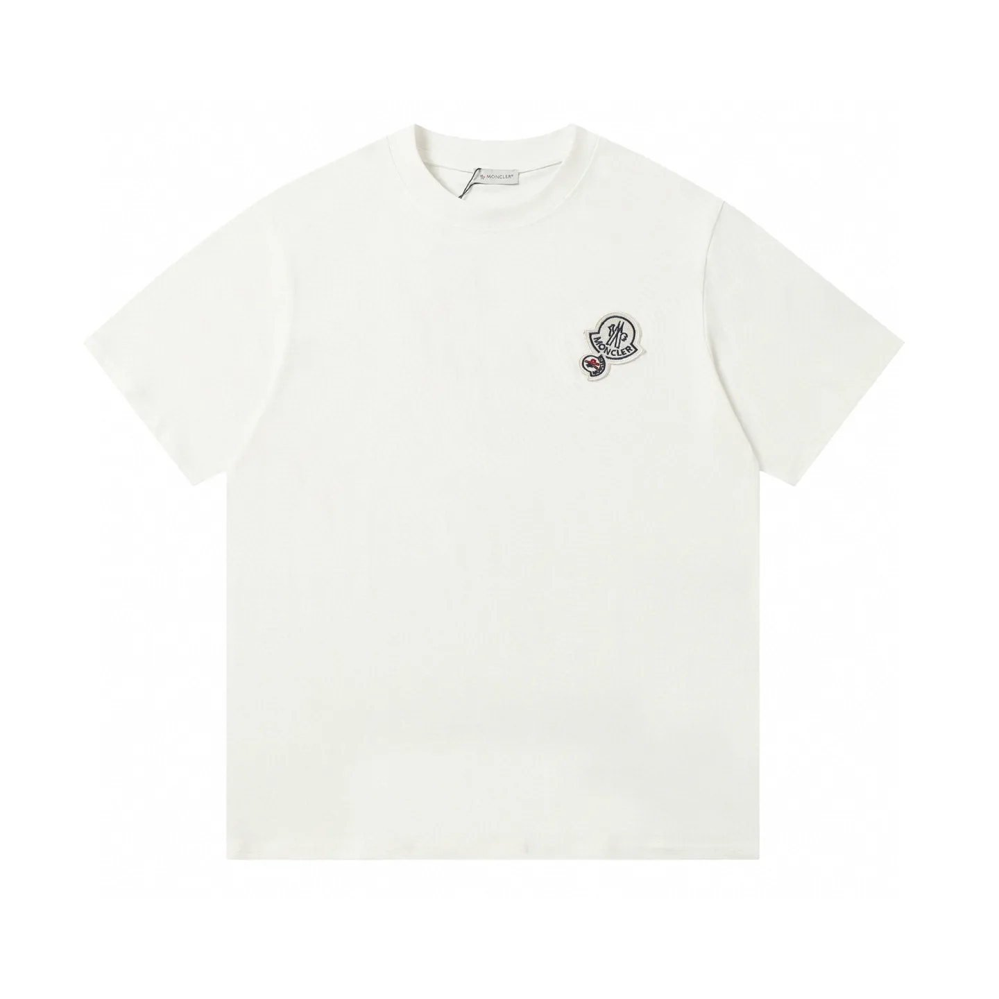 P134 Style No.: 869 〈MONCLER〉The price of the MONCLER is actually quite advantageous. Those who have been to the counters should know that the price of the MONCLER is not much cheaper than Gucci Burberry. It is just relatively low-key and unwilling to hype. It is a picture that you want to buy or not. It has an arrogant existence... Exclusively customized 270g 32-count double yarn smooth cotton. The texture is very soft and comfortable. 100% different from the top fabrics in the market (does not shrink, deform, or pill). Matched with 320g 1*1 thread (fabric threads are dyed in the same vat, no color difference, threads are not easy to deform) Color: Black White Size: S-XL