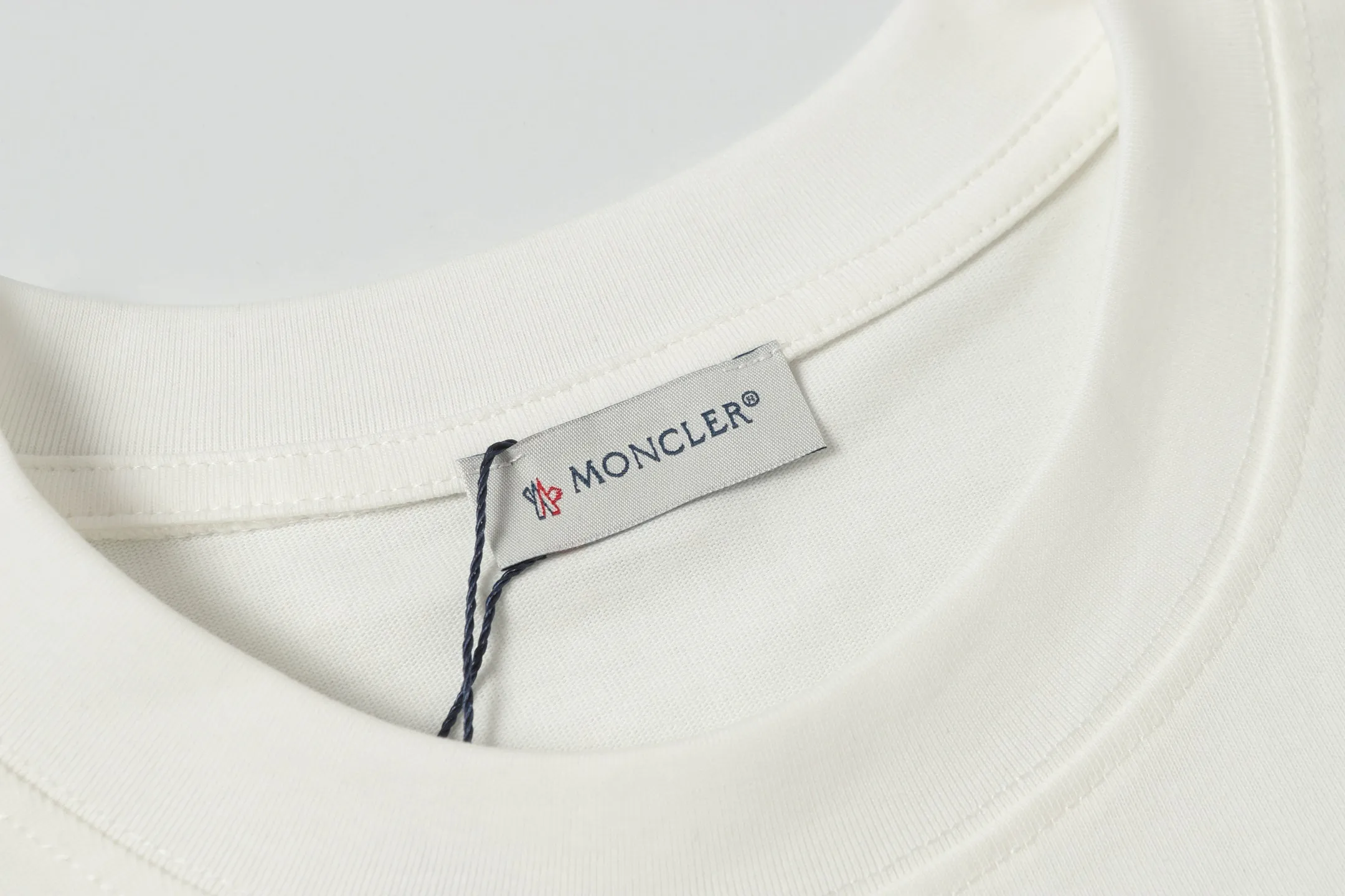 P134 Style No.: 869 〈MONCLER〉The price of the MONCLER is actually quite advantageous. Those who have been to the counters should know that the price of the MONCLER is not much cheaper than Gucci Burberry. It is just relatively low-key and unwilling to hype. It is a picture that you want to buy or not. It has an arrogant existence... Exclusively customized 270g 32-count double yarn smooth cotton. The texture is very soft and comfortable. 100% different from the top fabrics in the market (does not shrink, deform, or pill). Matched with 320g 1*1 thread (fabric threads are dyed in the same vat, no color difference, threads are not easy to deform) Color: Black White Size: S-XL