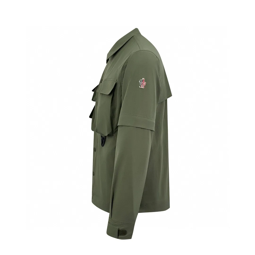 P640 Exclusive supply] Moncler Grenoble multifunctional outdoor jacket (green) Purchased and developed for the original price of 12,500, the fabric is made of custom-dyed double stretch mercerized poplin, custom-dyed soft mesh pongee, excellent texture, comfortable and close to the skin, navy blue inspired by the deep sea, a low-key statement for contemporary gentlemen, precise narrative of functional pocket system, balance of function and aesthetics, iconic Moncler logo on the sleeves, fully recognizable The triangular logo of the same color is hidden into the fabric texture like a mark in the undercurrent of the deep sea. It is extremely invisible and visible. The detachable sleeve design allows for diversified outfits. You can switch styles at will. It is chic and free, showing nobility. It takes into account the balance between outdoor practicality and urban aesthetics, leading fashion. Using the three-in-one process, the glue is first and evenly coated on the surface of the substrate that needs to be composited, and then dried and solidified. Then the substrate coated with the adhesive film is composited with the non-woven fabric, and then cooled and solidified, and then composited with the filtered non-woven fabric. The work is cumbersome and complex, time-consuming and labor-intensive. Embossing composite technology uses computer scanning to ensure that the size and shape of the imprint are consistent with the original, and then uses special glue as an adhesive to combine and then solidify to achieve complete dryness and the best bonding effect. CNC laser burning and cutting is used. Based on the high energy characteristics of the laser, the moving path of the laser beam is precisely controlled by the laser generator to achieve precise cutting of the shape of the piece. Template machine bag opening The preset template guides the position, shape and size of the bag opening. The accuracy ensures the quality of the bag opening effect. Using infrared special machine to nail the buttons, the position is more precise and firm. Size:1-2-3-4