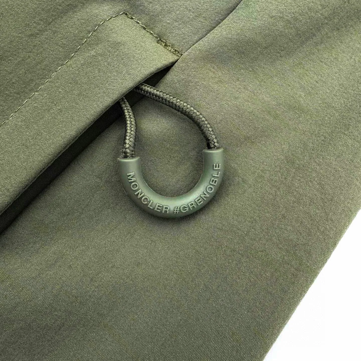 P640 Exclusive supply] Moncler Grenoble multifunctional outdoor jacket (green) Purchased and developed for the original price of 12,500, the fabric is made of custom-dyed double stretch mercerized poplin, custom-dyed soft mesh pongee, excellent texture, comfortable and close to the skin, navy blue inspired by the deep sea, a low-key statement for contemporary gentlemen, precise narrative of functional pocket system, balance of function and aesthetics, iconic Moncler logo on the sleeves, fully recognizable The triangular logo of the same color is hidden into the fabric texture like a mark in the undercurrent of the deep sea. It is extremely invisible and visible. The detachable sleeve design allows for diversified outfits. You can switch styles at will. It is chic and free, showing nobility. It takes into account the balance between outdoor practicality and urban aesthetics, leading fashion. Using the three-in-one process, the glue is first and evenly coated on the surface of the substrate that needs to be composited, and then dried and solidified. Then the substrate coated with the adhesive film is composited with the non-woven fabric, and then cooled and solidified, and then composited with the filtered non-woven fabric. The work is cumbersome and complex, time-consuming and labor-intensive. Embossing composite technology uses computer scanning to ensure that the size and shape of the imprint are consistent with the original, and then uses special glue as an adhesive to combine and then solidify to achieve complete dryness and the best bonding effect. CNC laser burning and cutting is used. Based on the high energy characteristics of the laser, the moving path of the laser beam is precisely controlled by the laser generator to achieve precise cutting of the shape of the piece. Template machine bag opening The preset template guides the position, shape and size of the bag opening. The accuracy ensures the quality of the bag opening effect. Using infrared special machine to nail the buttons, the position is more precise and firm. Size:1-2-3-4
