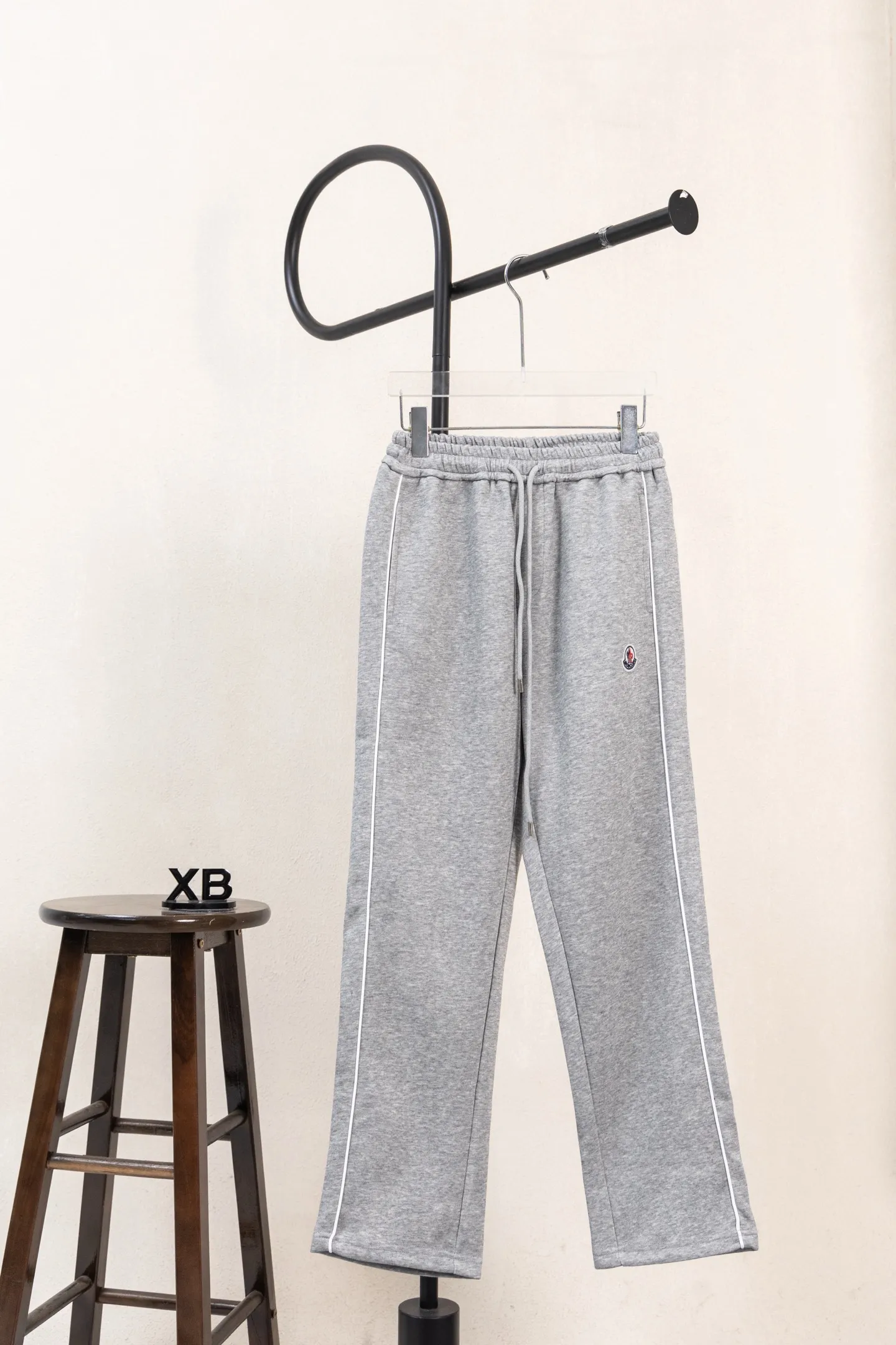 P230 Style No. The custom-woven 400-weight yarn can be compounded. The gray fabric has a hand-washed feel, a cloth surface, and a drape of 380g. The fabric is dyed in the same vat and fixed and dyed. The printing has no burrs and the waistline is restored in a consistent manner. The domestic double-needle machine is modified to honing the thread! The seemingly simple style has so many little details! Foot 22 thread professional size S-XL