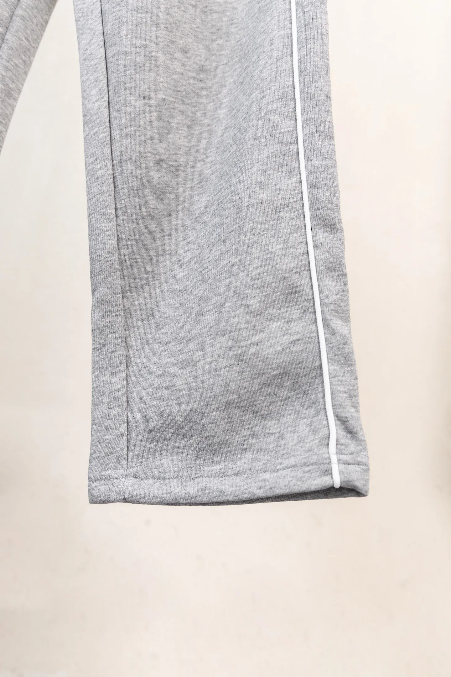 P230 Style No. The custom-woven 400-weight yarn can be compounded. The gray fabric has a hand-washed feel, a cloth surface, and a drape of 380g. The fabric is dyed in the same vat and fixed and dyed. The printing has no burrs and the waistline is restored in a consistent manner. The domestic double-needle machine is modified to honing the thread! The seemingly simple style has so many little details! Foot 22 thread professional size S-XL