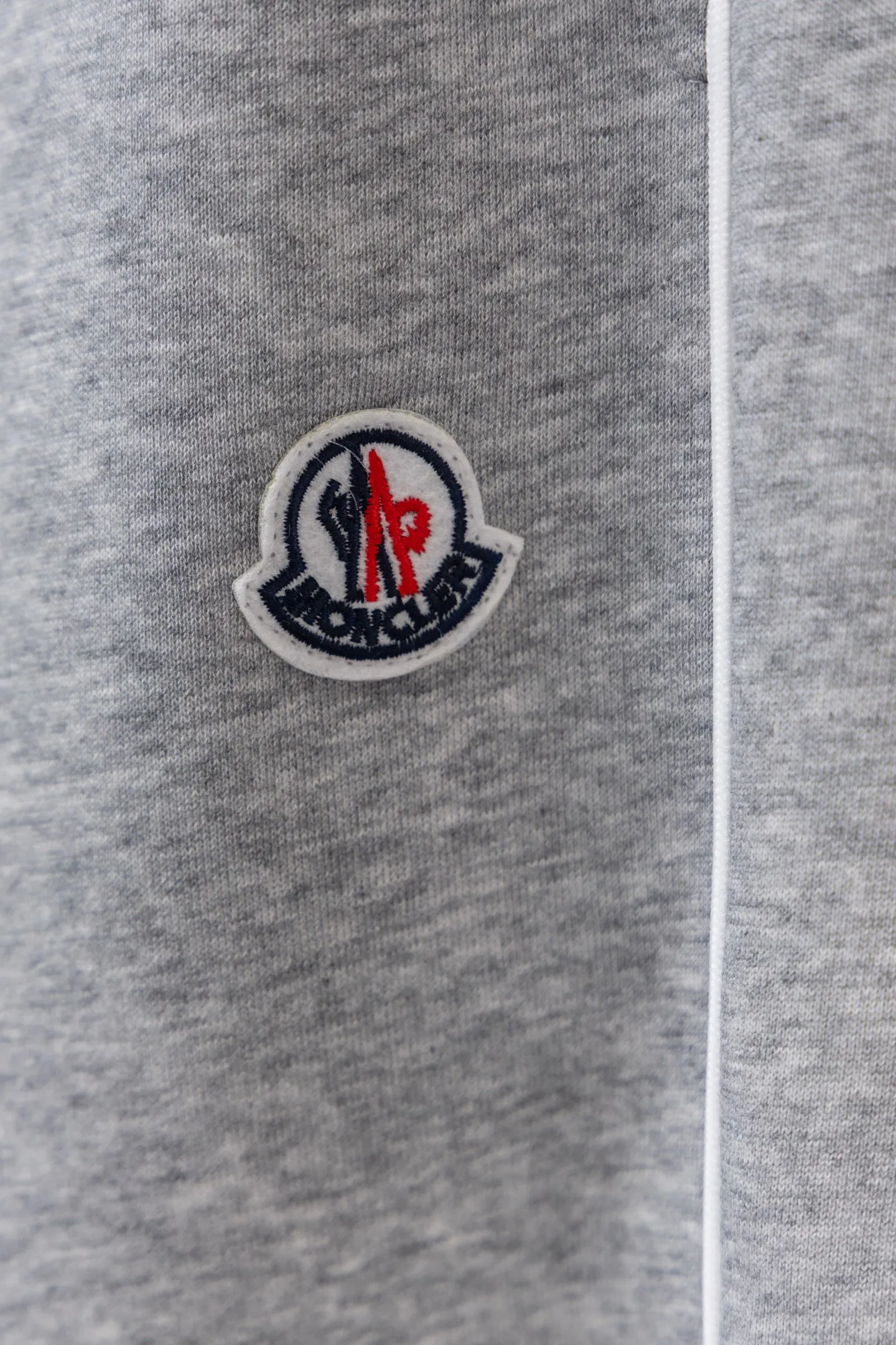 P230 Style No. The custom-woven 400-weight yarn can be compounded. The gray fabric has a hand-washed feel, a cloth surface, and a drape of 380g. The fabric is dyed in the same vat and fixed and dyed. The printing has no burrs and the waistline is restored in a consistent manner. The domestic double-needle machine is modified to honing the thread! The seemingly simple style has so many little details! Foot 22 thread professional size S-XL