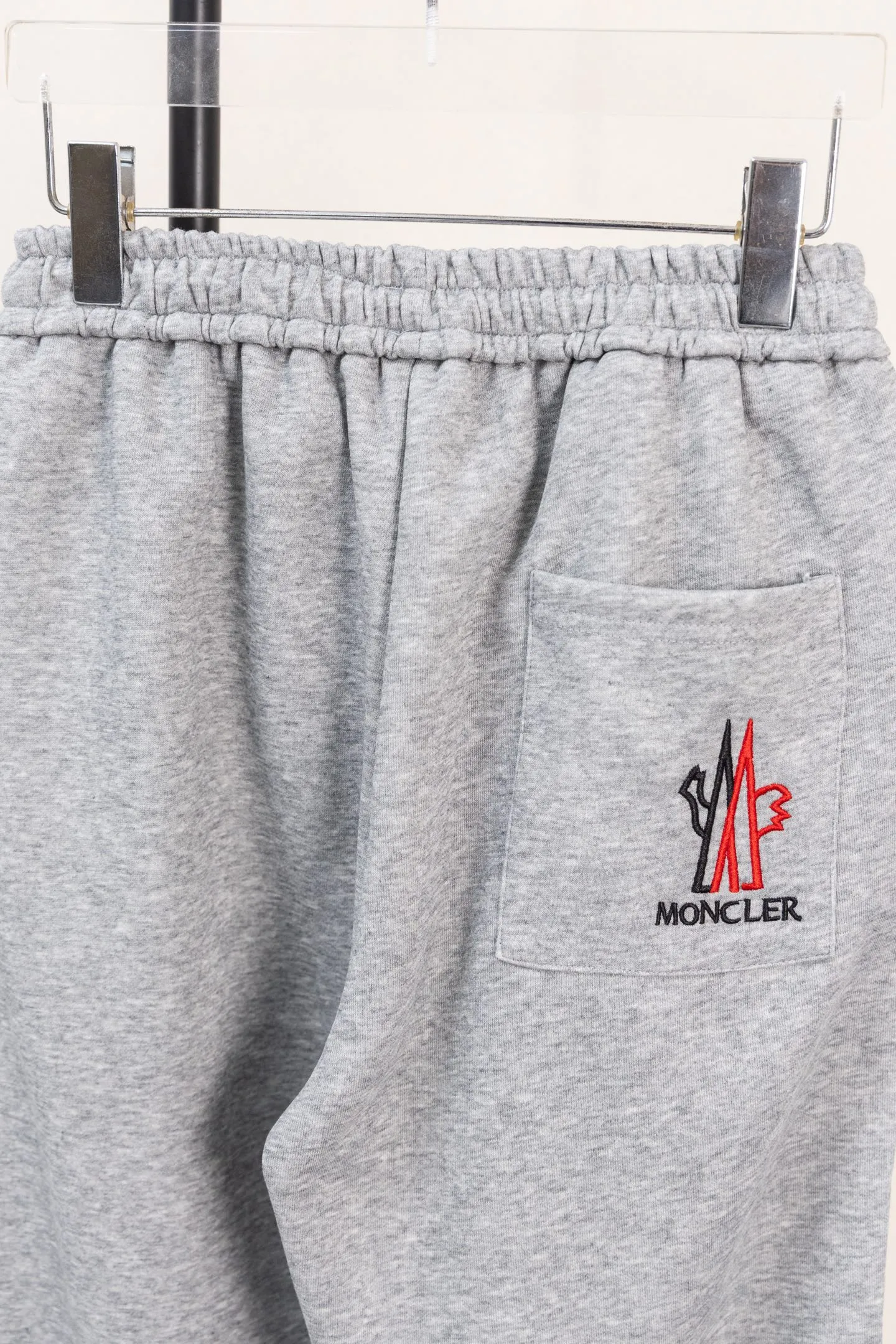 P230 Style No. The custom-woven 400-weight yarn can be compounded. The gray fabric has a hand-washed feel, a cloth surface, and a drape of 380g. The fabric is dyed in the same vat and fixed and dyed. The printing has no burrs and the waistline is restored in a consistent manner. The domestic double-needle machine is modified to honing the thread! The seemingly simple style has so many little details! Foot 22 thread professional size S-XL