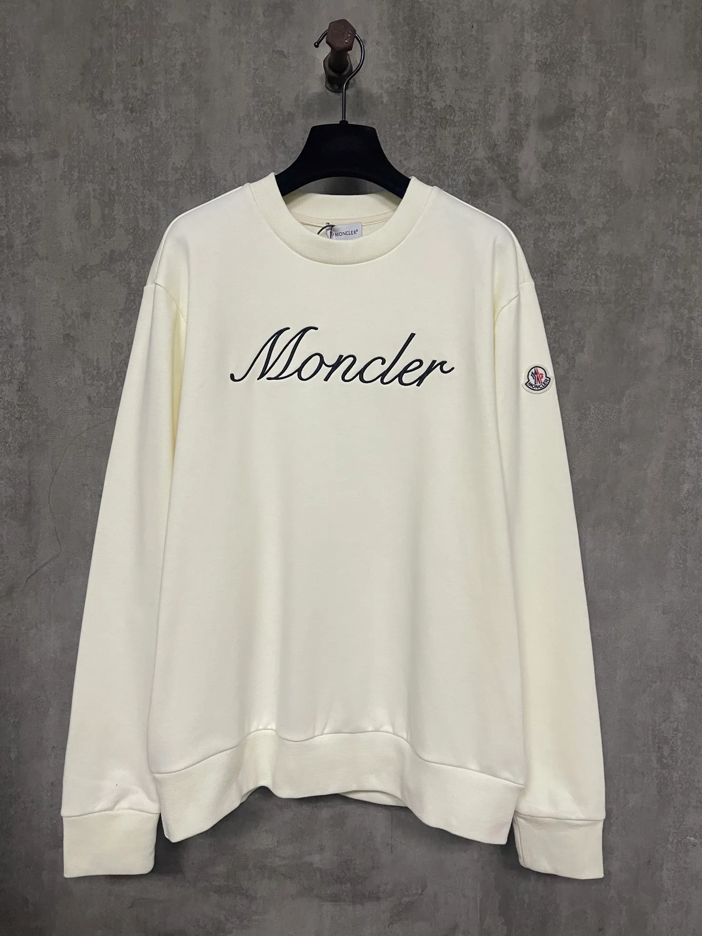 P360 MONCLER Covered Mouth Embroidered Armband Sweatshirt Fabric: Made of 380g brushed sweatshirt terry, the fabric is brushed to make the surface feel softer and smoother. The thread is matched with 1*1 double yarn thread. The embroidery uses 3D multi-dimensional embroidery, embellished with connected brand embroidered letters. The armband is made of sheepskin composite embroidery technology. Customized hardware, threads, accessories, plate alignment, same style for men and women -Color: black apricot -Size: S M L XL
