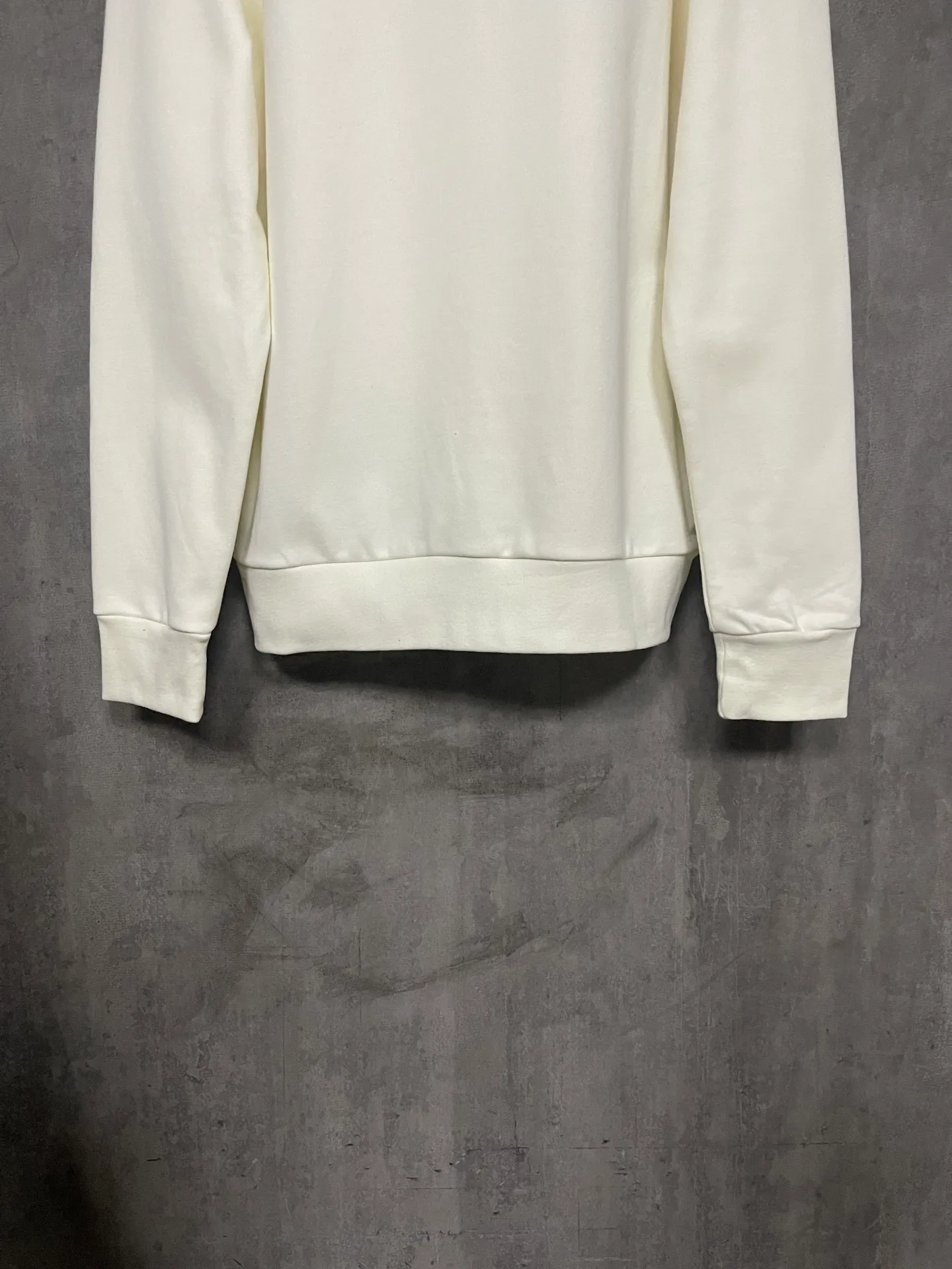 P360 MONCLER Covered Mouth Embroidered Armband Sweatshirt Fabric: Made of 380g brushed sweatshirt terry, the fabric is brushed to make the surface feel softer and smoother. The thread is matched with 1*1 double yarn thread. The embroidery uses 3D multi-dimensional embroidery, embellished with connected brand embroidered letters. The armband is made of sheepskin composite embroidery technology. Customized hardware, threads, accessories, plate alignment, same style for men and women -Color: black apricot -Size: S M L XL
