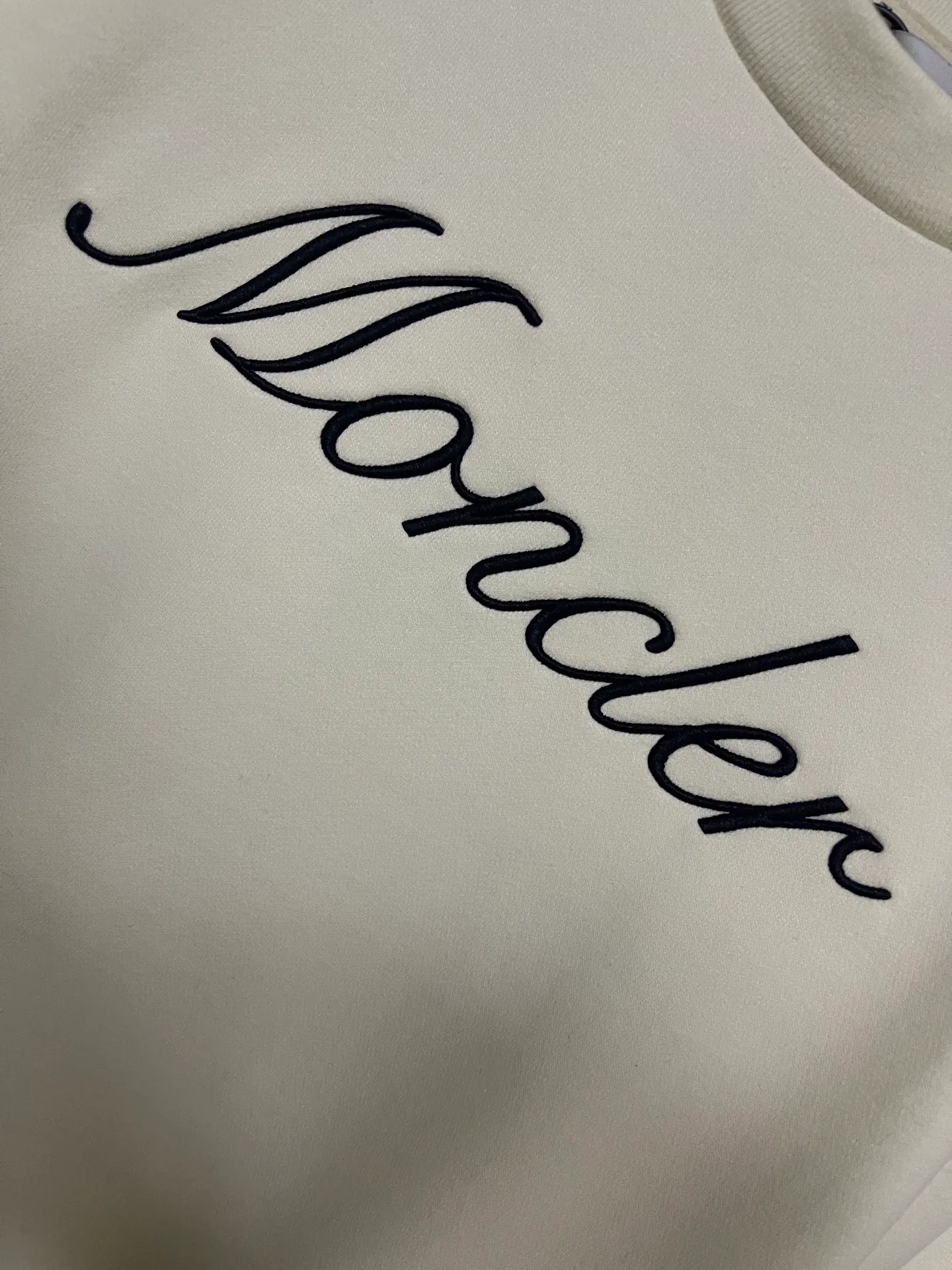 P360 MONCLER Covered Mouth Embroidered Armband Sweatshirt Fabric: Made of 380g brushed sweatshirt terry, the fabric is brushed to make the surface feel softer and smoother. The thread is matched with 1*1 double yarn thread. The embroidery uses 3D multi-dimensional embroidery, embellished with connected brand embroidered letters. The armband is made of sheepskin composite embroidery technology. Customized hardware, threads, accessories, plate alignment, same style for men and women -Color: black apricot -Size: S M L XL