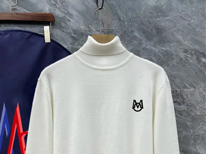 P220 Moncler, complete with 3 marks for the muzzle, logo embroidered turtleneck sweater, fine wool blended sweater, high-end customization series for men and women, belongs to the brand's high-end main line, patented top-grade yarn blending, uses innovation to interpret conventional styles, and the configuration of fabrics is subversive. The details are remarkable. SS's most anticipated sweater in winter, full of high-end sense. Outflowed from the brand's designated Zhejiang processing factory, extremely cost-effective, and the quality of Meri wool yarn is excellent. It feels super soft, delicate, soft, non-pilling and does not deform. It is available at all major counters at the same time. It is a must-have product every year. The product seems simple, the process is extremely complicated, and the upper body is not picky. The upper body is extremely skin-friendly and comfortable. It can be worn close to the body with an outer jacket or as an outer layer. Color: Black White Size: M L XL 2XL 3XL