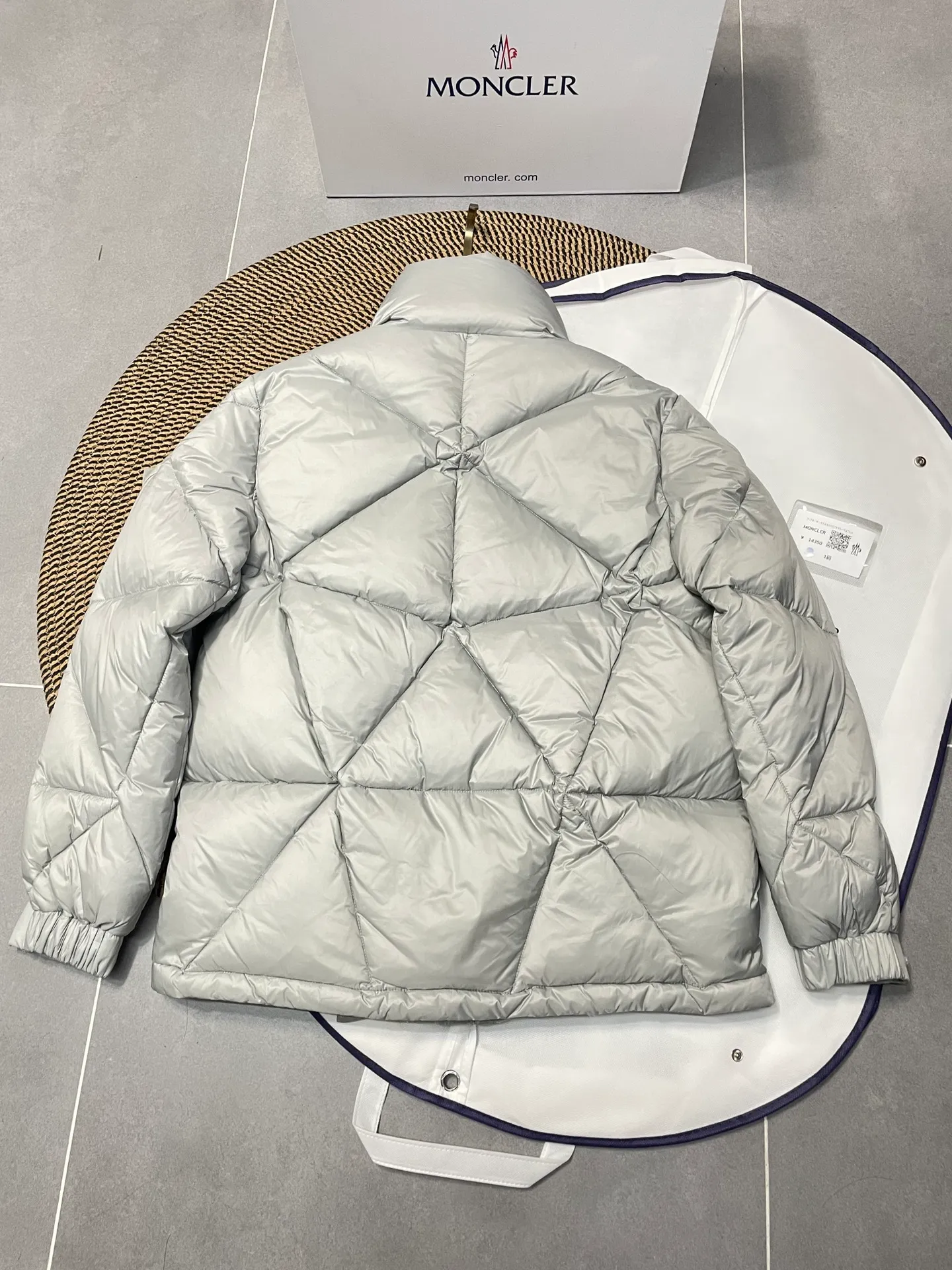 P960 Fei Dong collaborates with Moncler. Moncler once again joins hands with Pharrell Williams to create a joint series. The top 90 white duck I chose this time is the Moncler Genius product line. This Oak jacket is made of technical nylon, equipped with snap pockets and down padding to create the best warmth. The unique triangular car line will create a more artistic visual effect as a whole. The solid color dress is only decorated with LOGO on the chest and arms, which will not be too public while retaining the joint identity. It is also very versatile when paired together. This design technique has also appeared many times in Fei Dong’s joint brands, which is quite recognizable. Size: 1-5