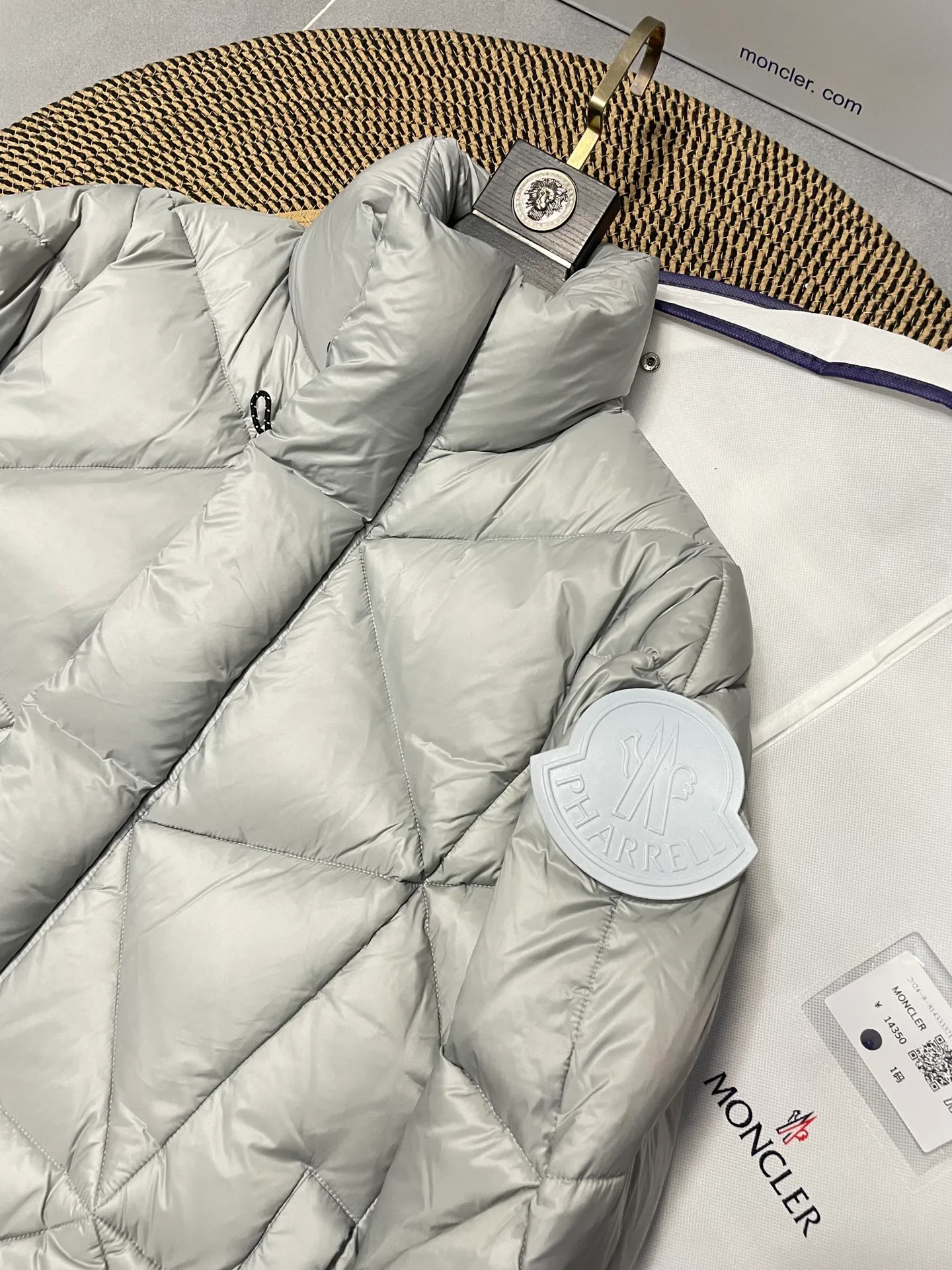 P960 Fei Dong collaborates with Moncler. Moncler once again joins hands with Pharrell Williams to create a joint series. The top 90 white duck I chose this time is the Moncler Genius product line. This Oak jacket is made of technical nylon, equipped with snap pockets and down padding to create the best warmth. The unique triangular car line will create a more artistic visual effect as a whole. The solid color dress is only decorated with LOGO on the chest and arms, which will not be too public while retaining the joint identity. It is also very versatile when paired together. This design technique has also appeared many times in Fei Dong’s joint brands, which is quite recognizable. Size: 1-5