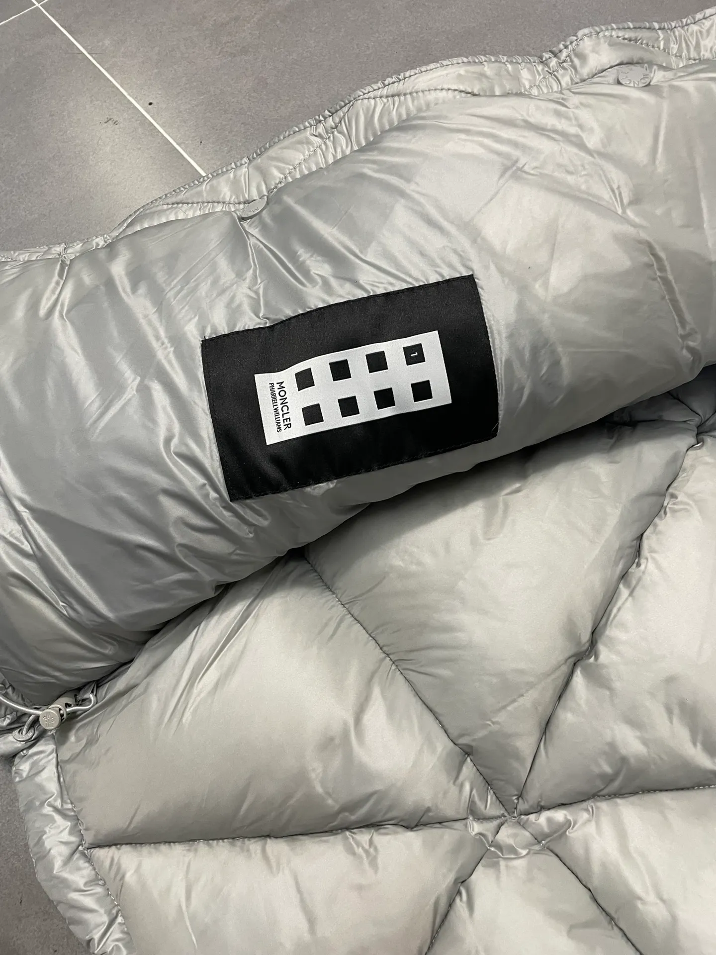 P960 Fei Dong collaborates with Moncler. Moncler once again joins hands with Pharrell Williams to create a joint series. The top 90 white duck I chose this time is the Moncler Genius product line. This Oak jacket is made of technical nylon, equipped with snap pockets and down padding to create the best warmth. The unique triangular car line will create a more artistic visual effect as a whole. The solid color dress is only decorated with LOGO on the chest and arms, which will not be too public while retaining the joint identity. It is also very versatile when paired together. This design technique has also appeared many times in Fei Dong’s joint brands, which is quite recognizable. Size: 1-5