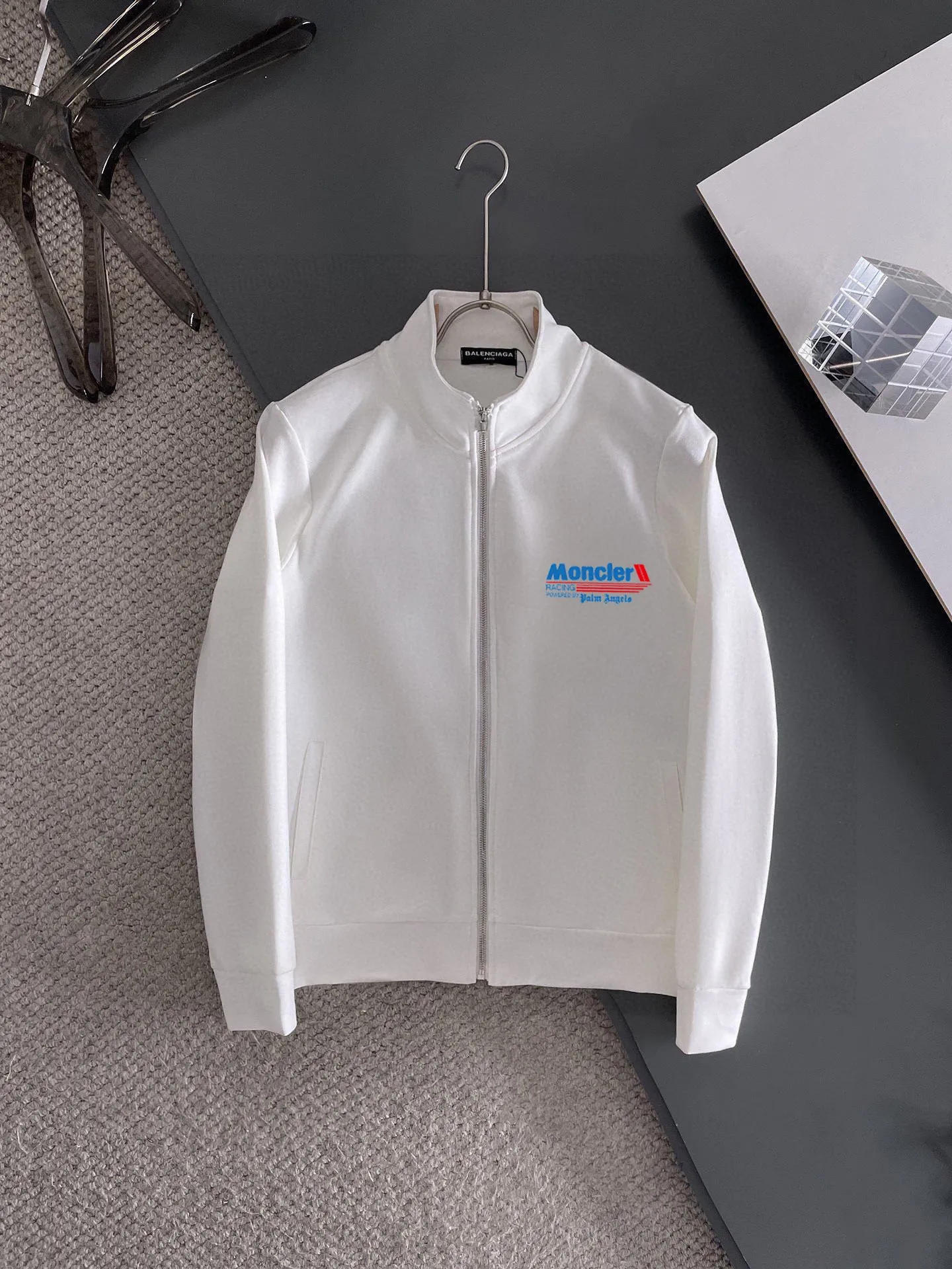 P400 [MONCLER Mouth Mouth] (Gospel for Fatty) hot-selling suit is coming. Focus on the original version of the official website. 2025 new hot-selling cardigan and sweatshirt suit. The original order is the best product🇭🇰. It is the meticulous work of top designers. It has a fitting and perfect upper body effect. All-natural high-quality Roman cotton 100%, close-fitting comfort, noble and elegant! Original hardware embodies elegance and nobility! Counter size: M-5XL (maximum wear up to 220 pounds)
