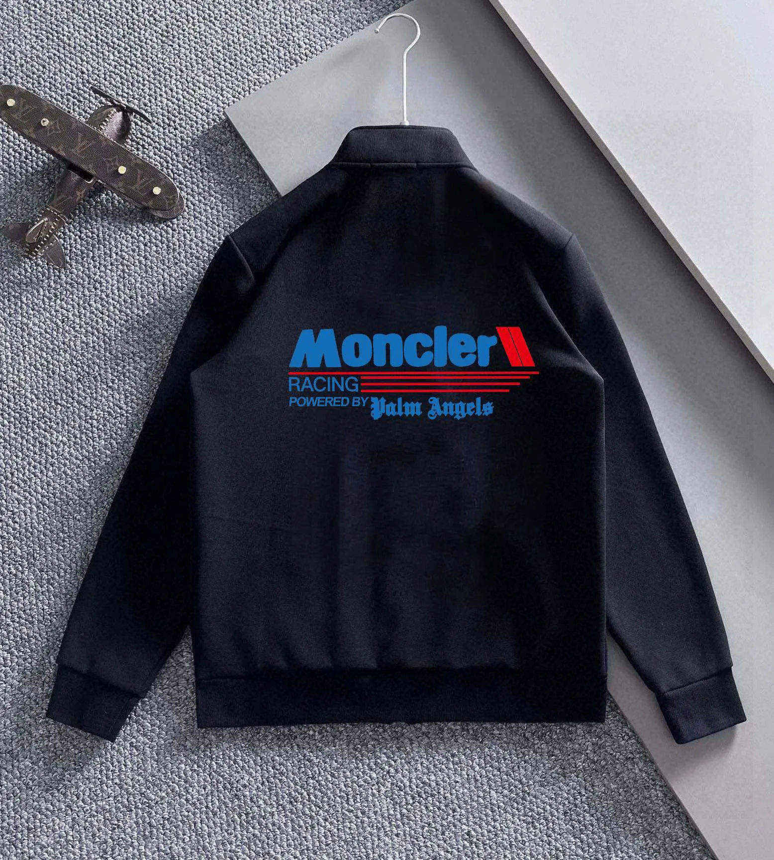 P400 [MONCLER Mouth Mouth] (Gospel for Fatty) hot-selling suit is coming. Focus on the original version of the official website. 2025 new hot-selling cardigan and sweatshirt suit. The original order is the best product🇭🇰. It is the meticulous work of top designers. It has a fitting and perfect upper body effect. All-natural high-quality Roman cotton 100%, close-fitting comfort, noble and elegant! Original hardware embodies elegance and nobility! Counter size: M-5XL (maximum wear up to 220 pounds)