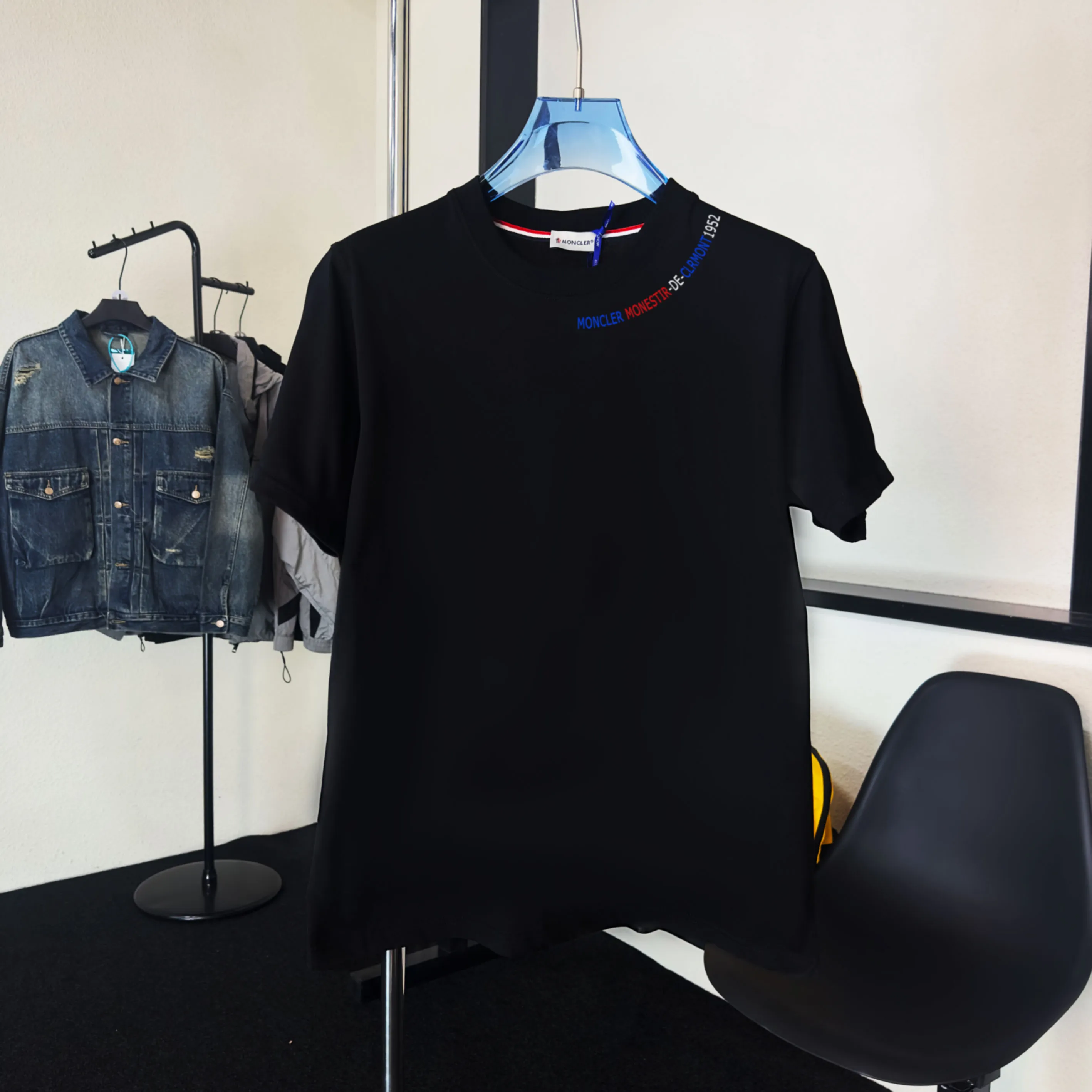 P140 Upgraded version "Mobile phone smart sensor ~ NFC chip armband ~ Direct access to the official website for anti-counterfeiting" "Moncler ~ Mouth Mouth" 2025 new high-quality round neck short-sleeved T-shirt. The cuffs have imported embroidered labels. Customized dyeing, very comfortable to touch. Super versatile and good-looking short-sleeved. Complete with three labels. Non-market ordinary version. Feel free to compare. Quality is absolutely guaranteed! ‼ First of all, this original fabric is all custom-woven with 32-count double yarn fabric, 250G, and the weight is the same‼ Fine workmanship, double waistcoat method, double waistcoat method, double waistcoat method makes the whole dress more three-dimensional, which is not a craft that ordinary T-shirts can achieve🤪 Size: S-M-L-XL-2XL Color: black, white, apricot, same style for men and women