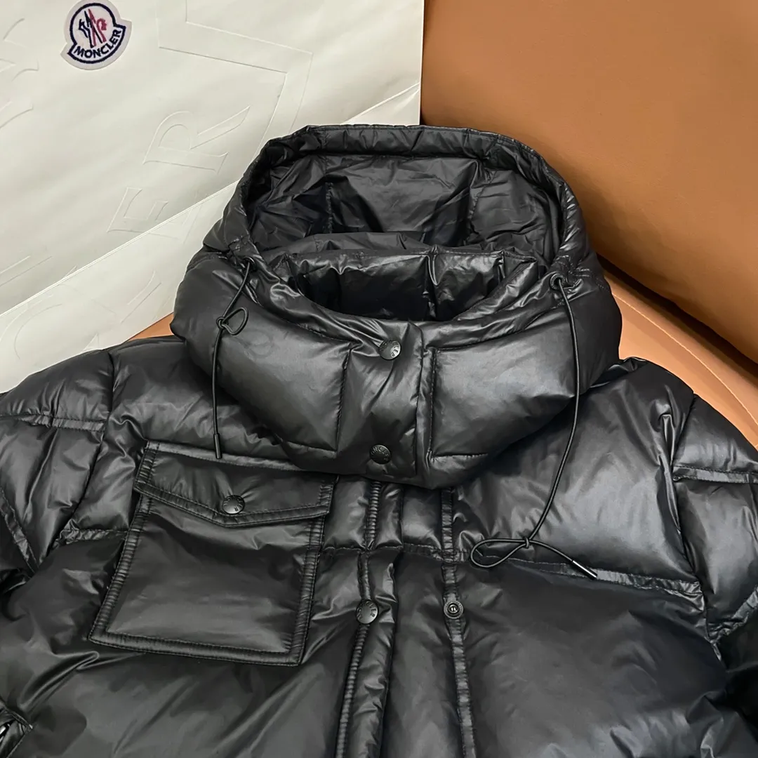 P960 Moncler➡️Mountain Mouth New Style🦢Goose Down Double-breasted Snap Hooded Down Jacket Jacket Women's MONCLER Moncler Meng Mouth Bursting Street New Product Design Fashionable and Versatile, Comfortable, Breathable, Mouth Down Jacket~Supports NFC chip sensor. Available simultaneously on the official website! This down jacket has a great sense of design and looks. You can buy it directly due to quality control. It’s a high-end product that you can’t go wrong with! Simple and elegant design ~ and engraved with 1ogo letters ~ the overall design makes this dress unique! It is made of imported technical fabrics and is filled with 90% white goose down. The texture and shape of the fabric are exquisite. You can feel its strong aura through the detailed pictures. It also has superior handsomeness and thermal insulation performance. It can be easily worn in various occasions! With polythermal insulation, you don’t have to worry about a little chill! The placket adopts a double-row zipper design, which is both fashionable and functional. It not only highlights the shape but also keeps warm. The design makes the whole style more luxurious!