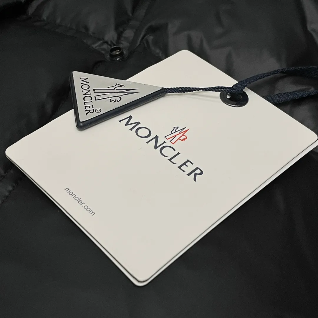 P960 Moncler➡️Mountain Mouth New Style🦢Goose Down Double-breasted Snap Hooded Down Jacket Jacket Women's MONCLER Moncler Meng Mouth Bursting Street New Product Design Fashionable and Versatile, Comfortable, Breathable, Mouth Down Jacket~Supports NFC chip sensor. Available simultaneously on the official website! This down jacket has a great sense of design and looks. You can buy it directly due to quality control. It’s a high-end product that you can’t go wrong with! Simple and elegant design ~ and engraved with 1ogo letters ~ the overall design makes this dress unique! It is made of imported technical fabrics and is filled with 90% white goose down. The texture and shape of the fabric are exquisite. You can feel its strong aura through the detailed pictures. It also has superior handsomeness and thermal insulation performance. It can be easily worn in various occasions! With polythermal insulation, you don’t have to worry about a little chill! The placket adopts a double-row zipper design, which is both fashionable and functional. It not only highlights the shape but also keeps warm. The design makes the whole style more luxurious!