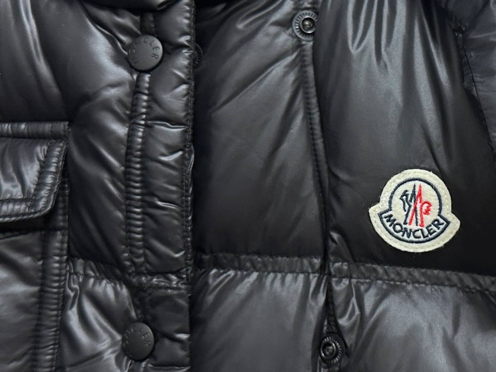P740 [Moncler] Moncler's new autumn and winter product Pario women's hooded down vest. The Pario down vest cleverly uses shape and texture to show modern style. Made from functional super laque nylon fabric with a glossy finish. This hooded insulated piece features a double-snap closure for an asymmetrical shape. Trimmed with quilting in different sizes for a geometric feel. Size: 1-4 Color: Black Cream Mint Green