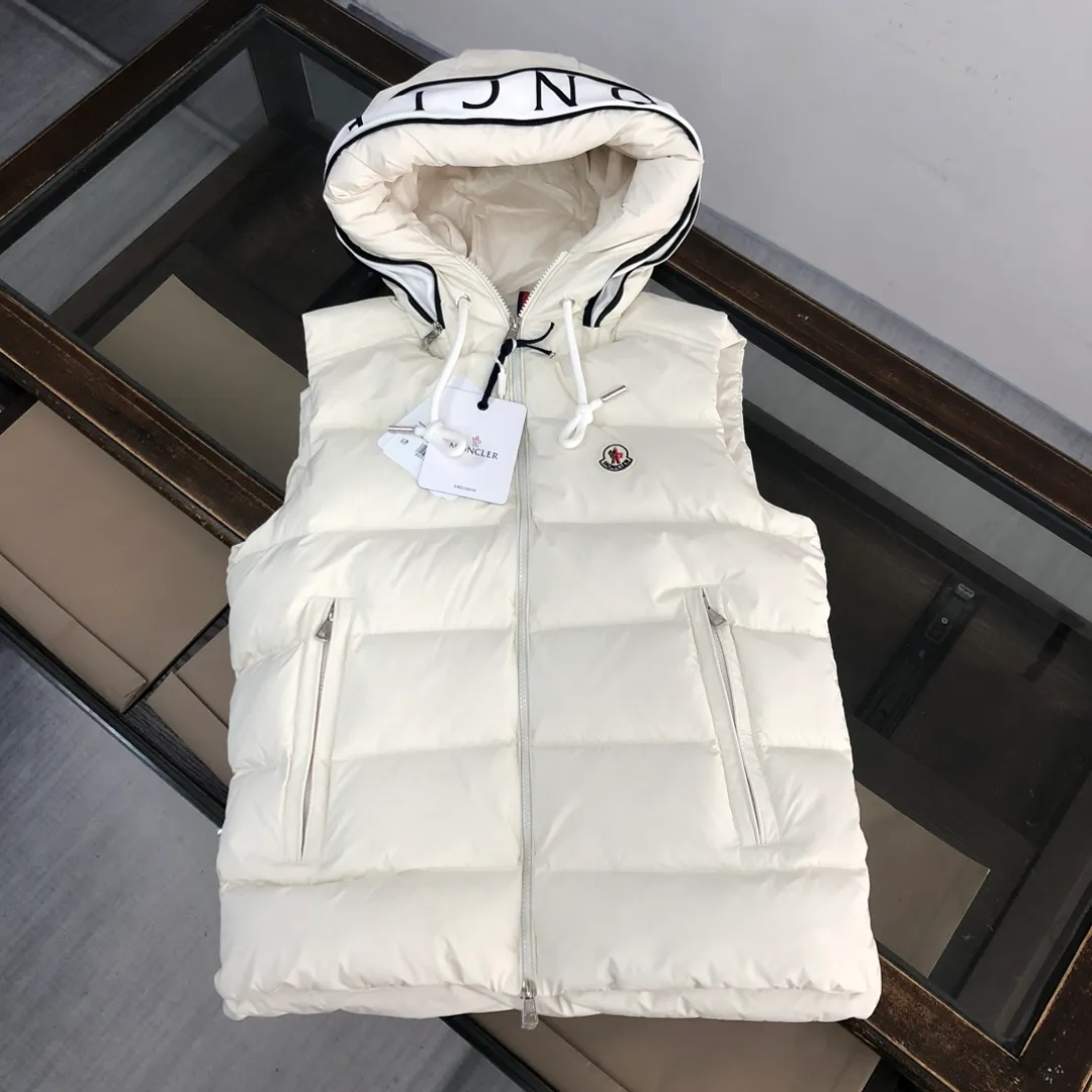 P720 Moncler 25 autumn and winter new style! Fashionable down vest! Down vest! The 100% cotton fabric selected from customers has extremely superior waterproof and breathable properties, and the fabric feels very soft, smooth and shiny! The inner filling is 90% white duck down, which has excellent fluffiness and resilience, and its cold-proof performance is unquestionable! Zipper pulls with customer-supplied brand letters engraved on them show off the aura of big brands everywhere, and they look good no matter how simple and elegant you wear them! Lightweight, convenient and warm, it can be paired with sweaters or sweatshirts! Fashionable and versatile color: black white size: 12345