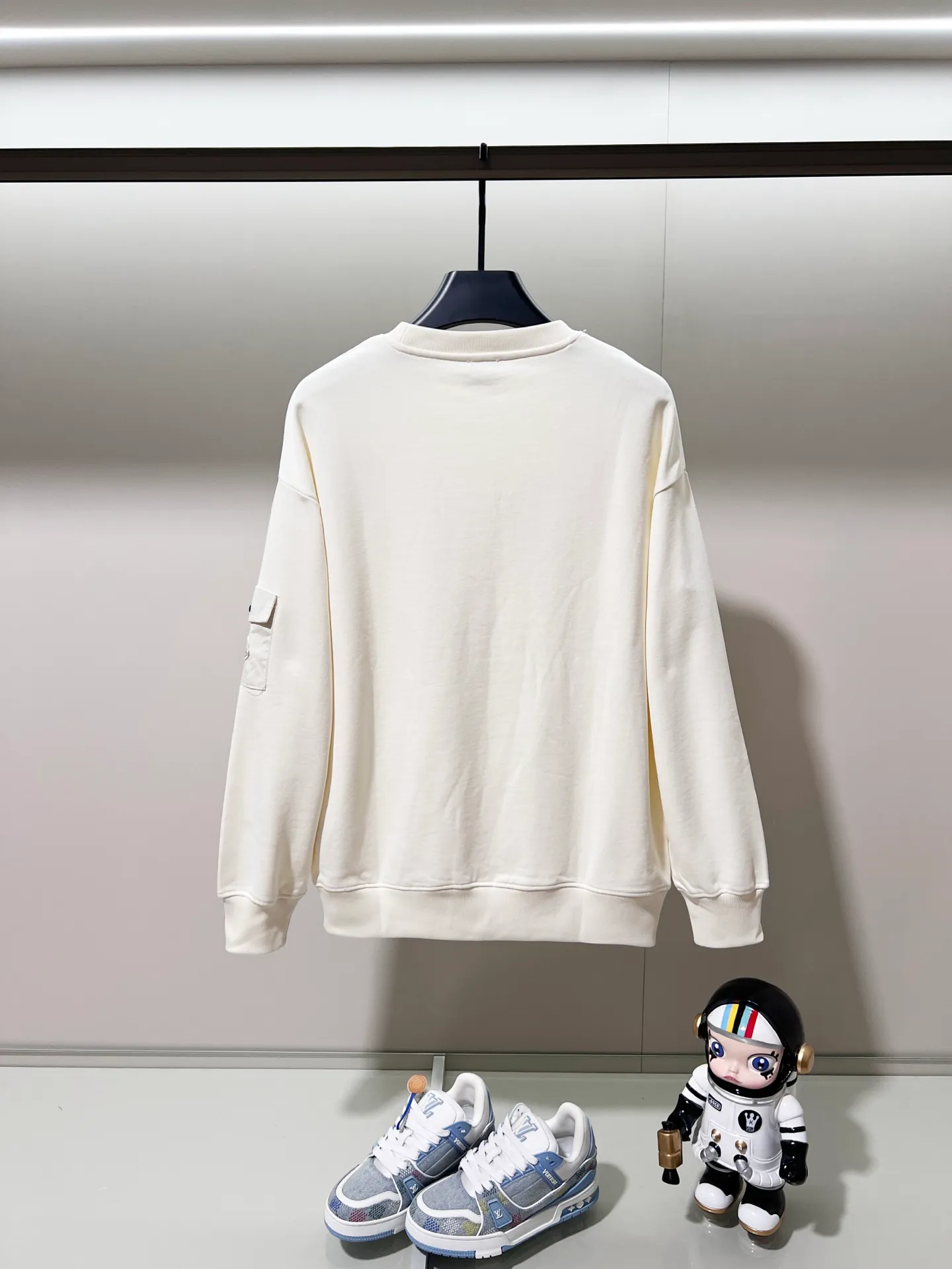 P220 MONCLER/Mask 420g pure cotton round neck sweatshirt, flocked printed letter LOGO, arm nylon chapter pocket logo, official synchronization, high version, high quality, fashionable personality, versatile trend, pure original quality, original fabric, tag, collar label, washed wheat, complete three standards, color: black, apricot, light green. Size: XS-L