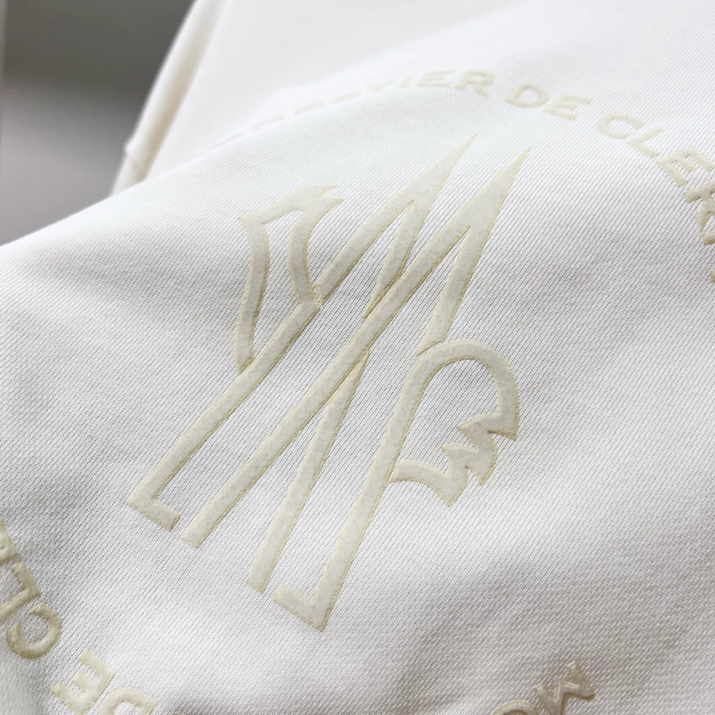 P220 MONCLER/Mask 420g pure cotton round neck sweatshirt, flocked printed letter LOGO, arm nylon chapter pocket logo, official synchronization, high version, high quality, fashionable personality, versatile trend, pure original quality, original fabric, tag, collar label, washed wheat, complete three standards, color: black, apricot, light green. Size: XS-L