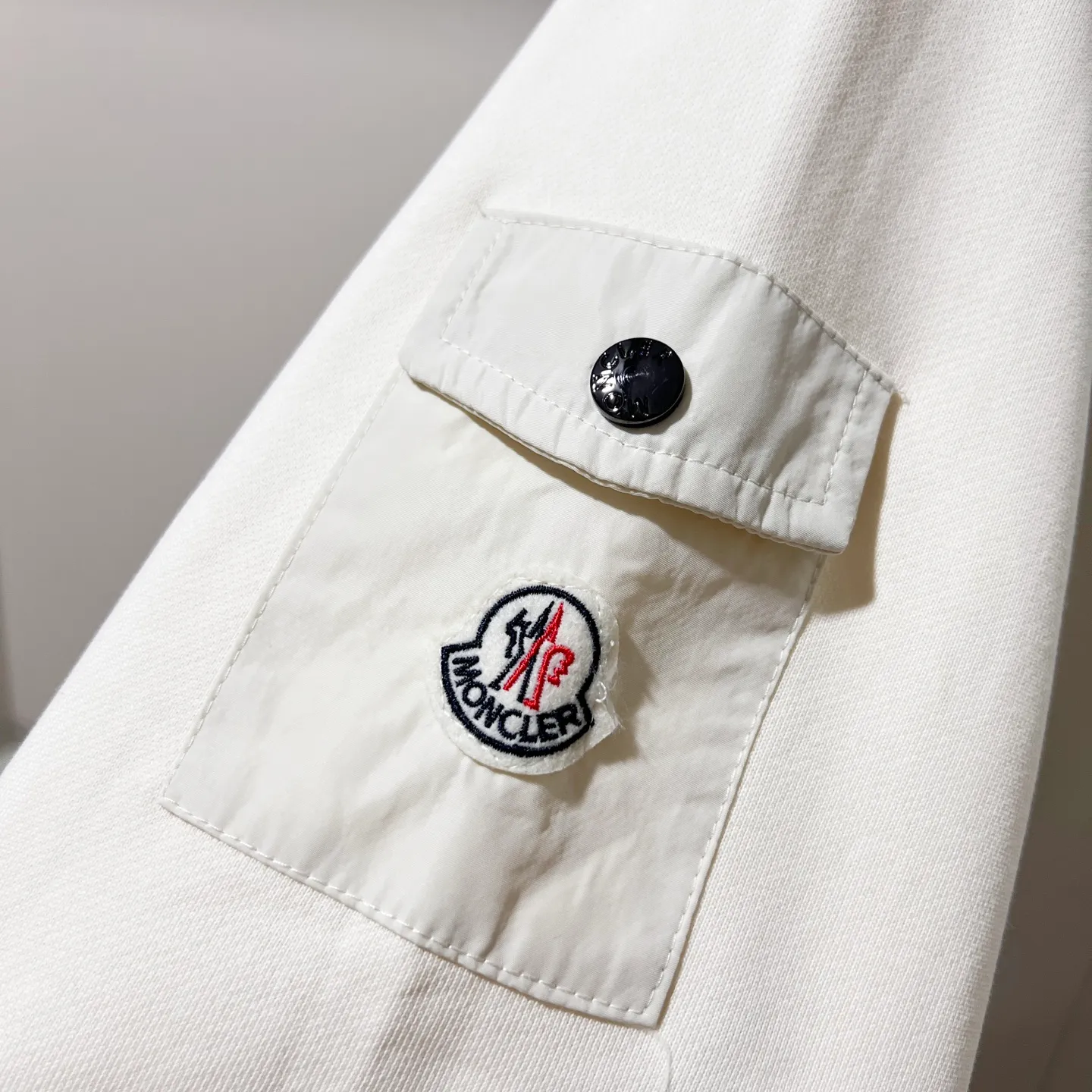 P220 MONCLER/Mask 420g pure cotton round neck sweatshirt, flocked printed letter LOGO, arm nylon chapter pocket logo, official synchronization, high version, high quality, fashionable personality, versatile trend, pure original quality, original fabric, tag, collar label, washed wheat, complete three standards, color: black, apricot, light green. Size: XS-L