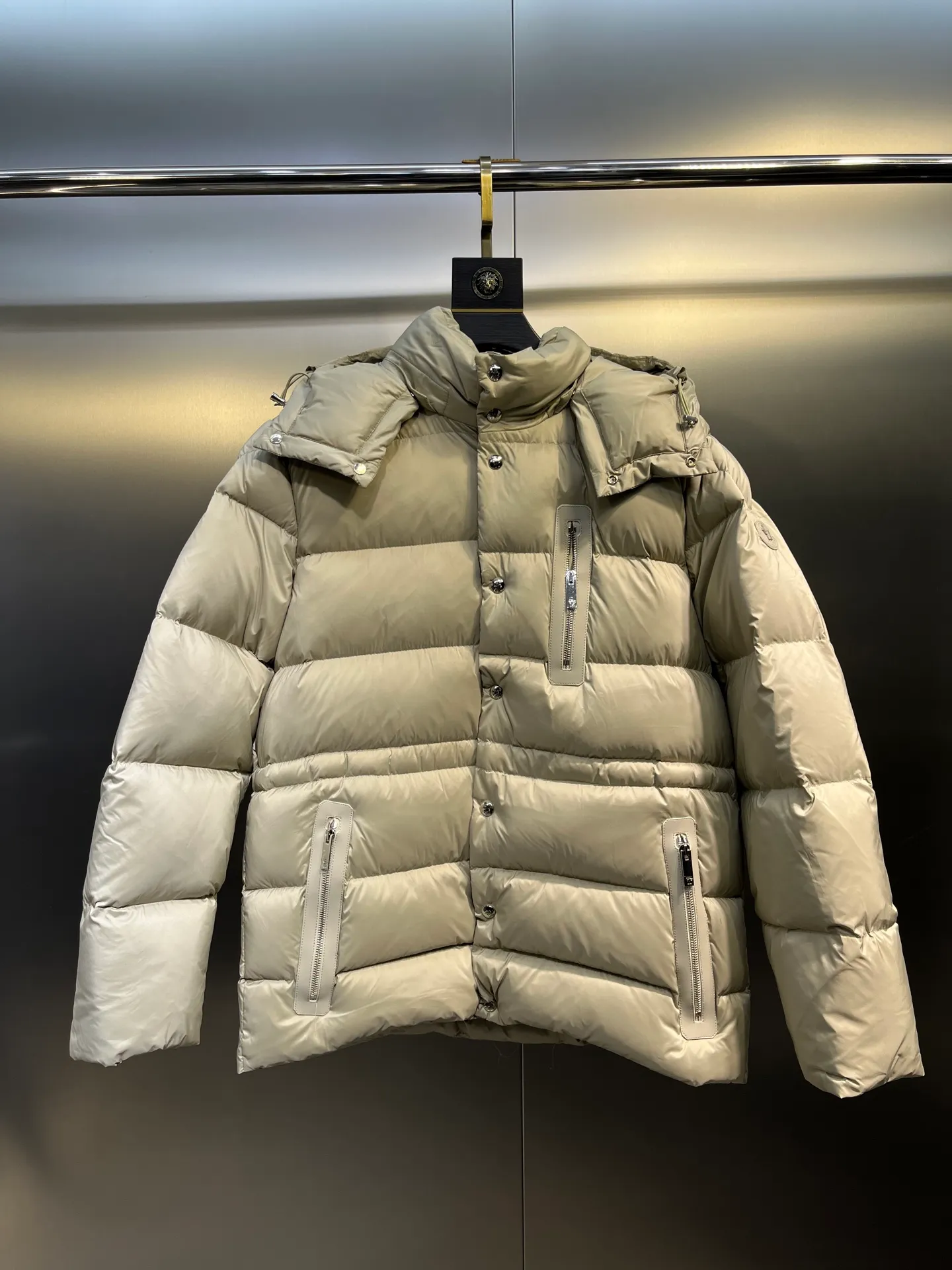 P800 Monler 25th New Down Jacket Men's Short Black Label Hooded Down Jacket Bauges down jacket is a timeless item specially designed for elegant men. The zipper uses cowhide leather design technology and is made of lightweight micro-nylon fabric. The cropped silhouette features signature quilting and discreet logo details, adding a touch of Moncler chic to everyday looks. Japanese standard 90 velvet filling color: black apricot Size: 1-2-3-4