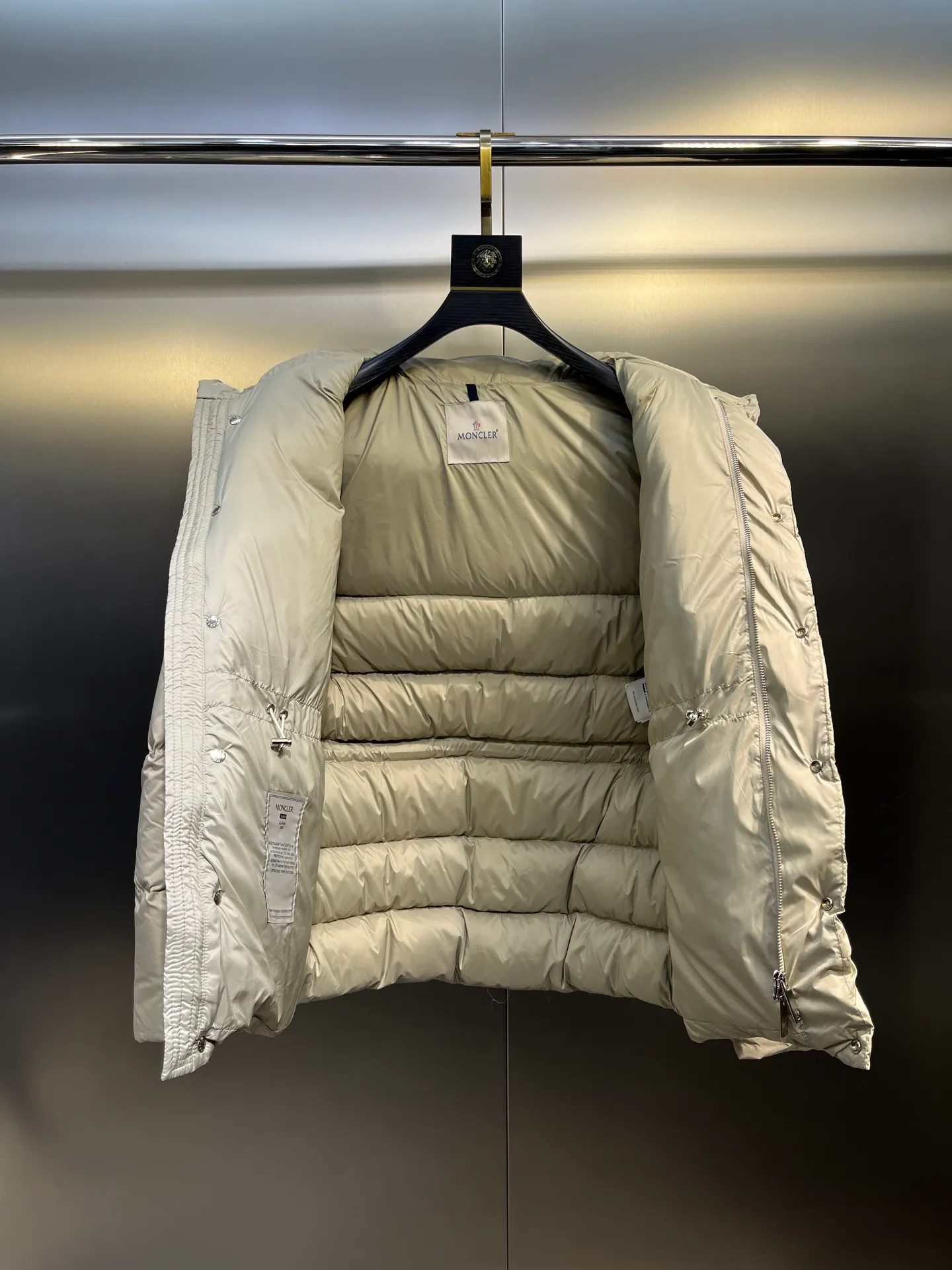 P800 Monler 25th New Down Jacket Men's Short Black Label Hooded Down Jacket Bauges down jacket is a timeless item specially designed for elegant men. The zipper uses cowhide leather design technology and is made of lightweight micro-nylon fabric. The cropped silhouette features signature quilting and discreet logo details, adding a touch of Moncler chic to everyday looks. Japanese standard 90 velvet filling color: black apricot Size: 1-2-3-4
