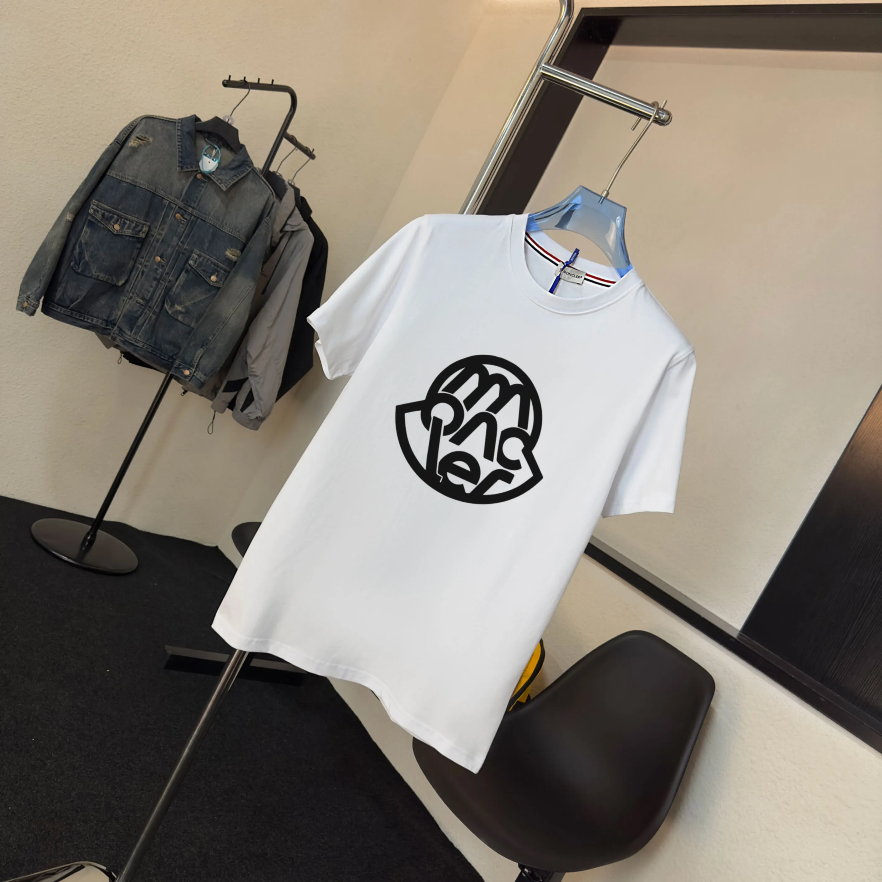 P140 Upgraded version "Mobile phone smart sensor ~ NFC chip armband ~ Direct access to the official website for anti-counterfeiting" "Moncler ~ Mouth Mouth" 2025 new high-quality round neck short-sleeved T-shirt. The cuffs have imported embroidered labels. Customized dyeing, very comfortable to touch. Super versatile and good-looking short-sleeved. Complete with three labels. Non-market ordinary version. Feel free to compare. Quality is absolutely guaranteed! ‼ First of all, this original fabric is all custom-woven with 32-count double yarn fabric, 250G, and the weight is the same‼ Fine workmanship, double waistcoat method, double waistcoat method, double waistcoat method makes the whole dress more three-dimensional, which is not a craft that ordinary T-shirts can achieve🤪 Size: S-M-L-XL-2XL Color: black, white, apricot, same style for men and women