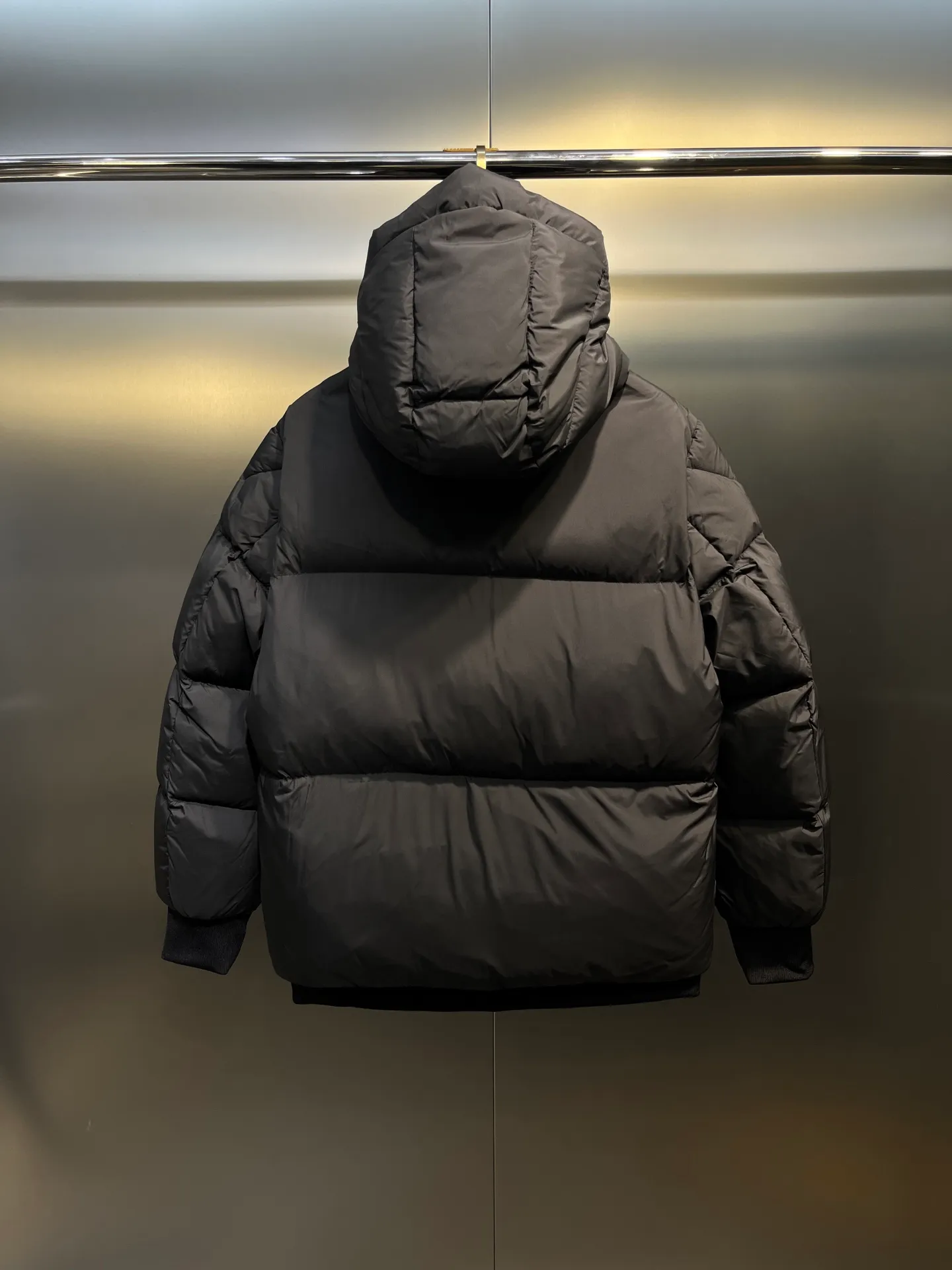 P840 moncler 🌟Down jacket Original 1:1 customized hardware accessories are all imported and original customized. Counters are welcome to compare. Absolutely high quality. Use top 90 duck down. Super soft. Top version, full of feathers. Super heavy industry. Fabric workmanship is perfect. Note: super soft. Size: 12345