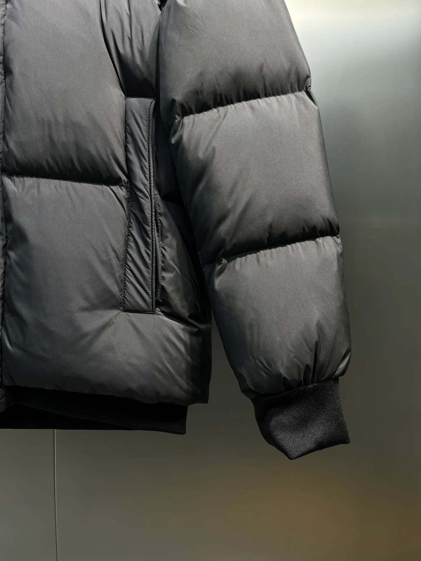 P840 moncler 🌟Down jacket Original 1:1 customized hardware accessories are all imported and original customized. Counters are welcome to compare. Absolutely high quality. Use top 90 duck down. Super soft. Top version, full of feathers. Super heavy industry. Fabric workmanship is perfect. Note: super soft. Size: 12345