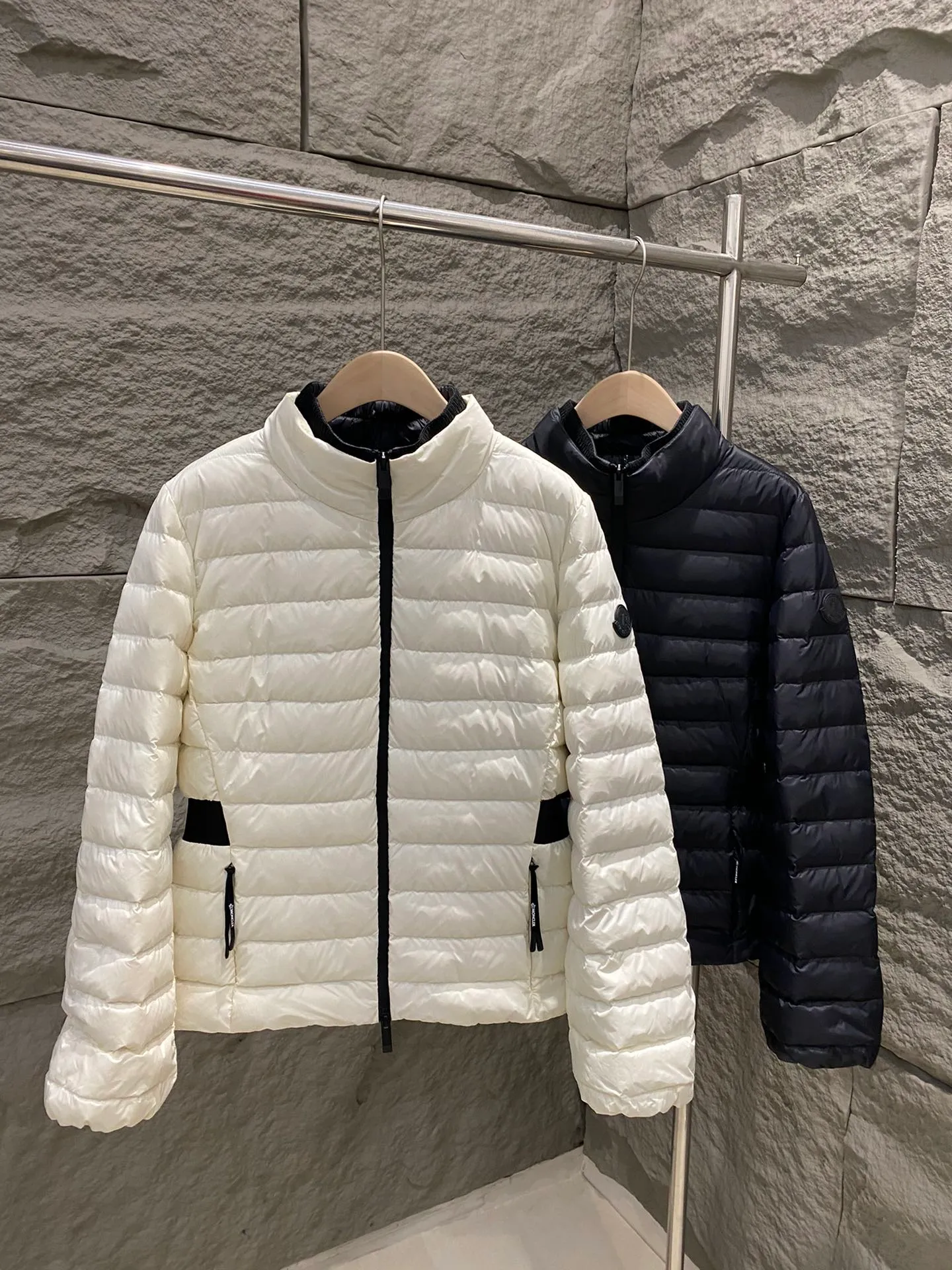 P840 Moncler new style Verrerie women's waisted down jacket black label series. Front and back quilting technology, slim fit upper body, slimming and easy to match. The side waist is designed with a slimming black girdle, and the slightly longer sleeves are designed to be unique and gentle. Capture the lightness of winter! Color: White/Black Size: 0/1/2/3