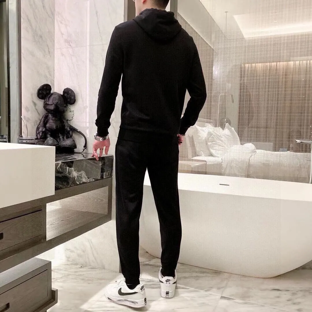 P380 [MONCLER] (Gospel for Fatty) hot-selling suit is coming. Focus on the original version of the official website. 2025 new hot-selling sweatshirt suit. The original order is the best product🇭🇰. It is the meticulous work of top designers for a fitting and perfect upper body effect. All-natural high-quality Roman cotton 100%, close-fitting comfort, noble and elegant! Original hardware embodies elegance and nobility! Counter size: M-5XL (maximum wear up to 220 pounds)