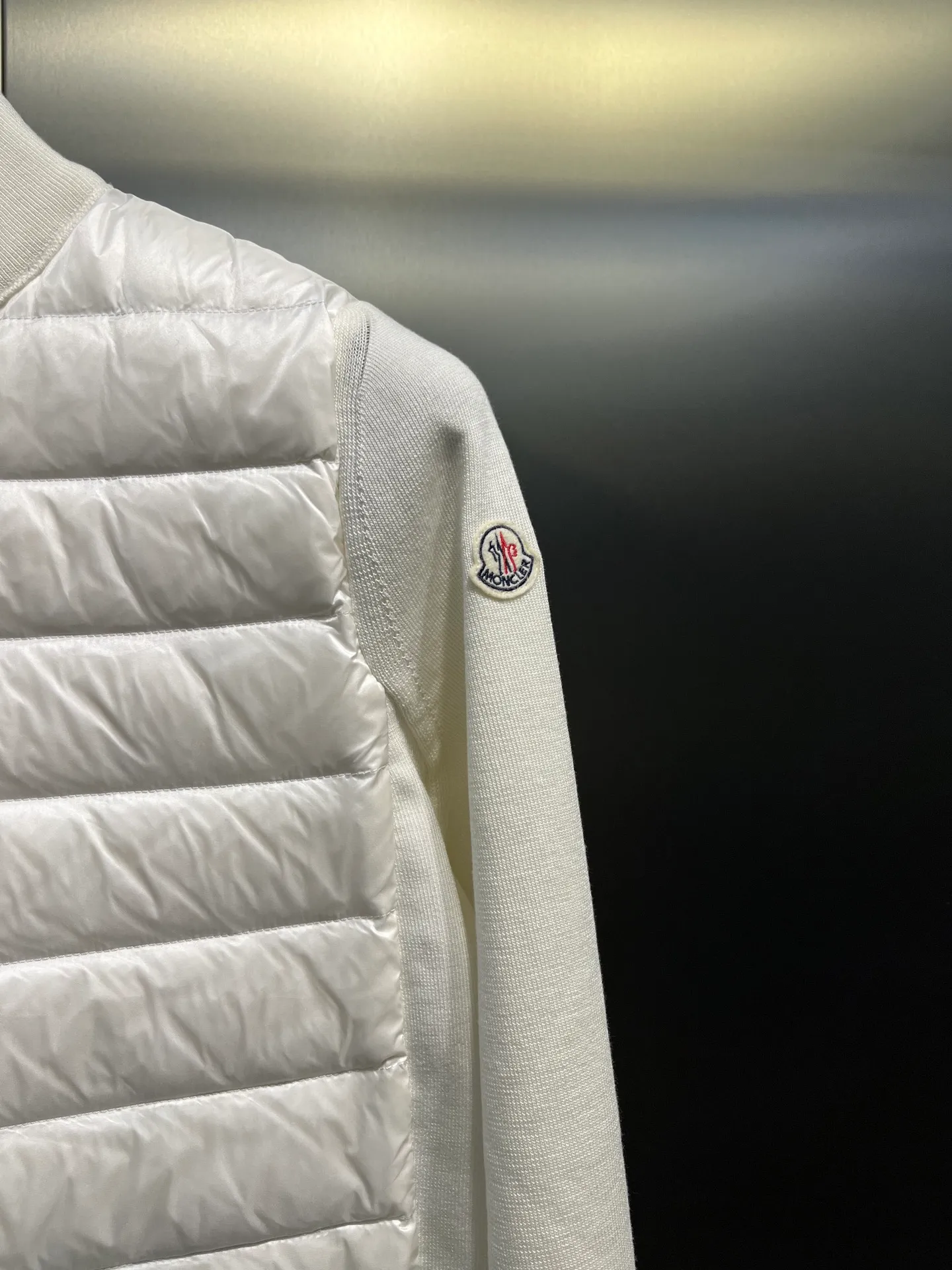 P840 moncler Premium 🌟 Down Knitted Moncler Thin Knitted Stand Collar | Down Jacket The ultimate inner wear item in winter!!! Several sweaters with down are released at this time of year. In fact, the evergreen style of sweaters and down is a basic style. It can be worn alone or layered, which will give it a more layered look!!! The front is down, and the back and two sleeves are made of wool blended fabrics. The soft and delicate knitted feel is not irritating at all! The texture is amazing, the velvet is large, delicate and stemless, and full of fluffiness! It has enough filling, and its thermal insulation performance is not to mention!!! It is windproof and warm, eliminating any possibility of velvet running. It feels silky and smooth, and the stiffness is also very good. The upper body will not look bloated. It is an evergreen model with a spliced ​​design! Color: white, black, lotus root pink Size: 1234