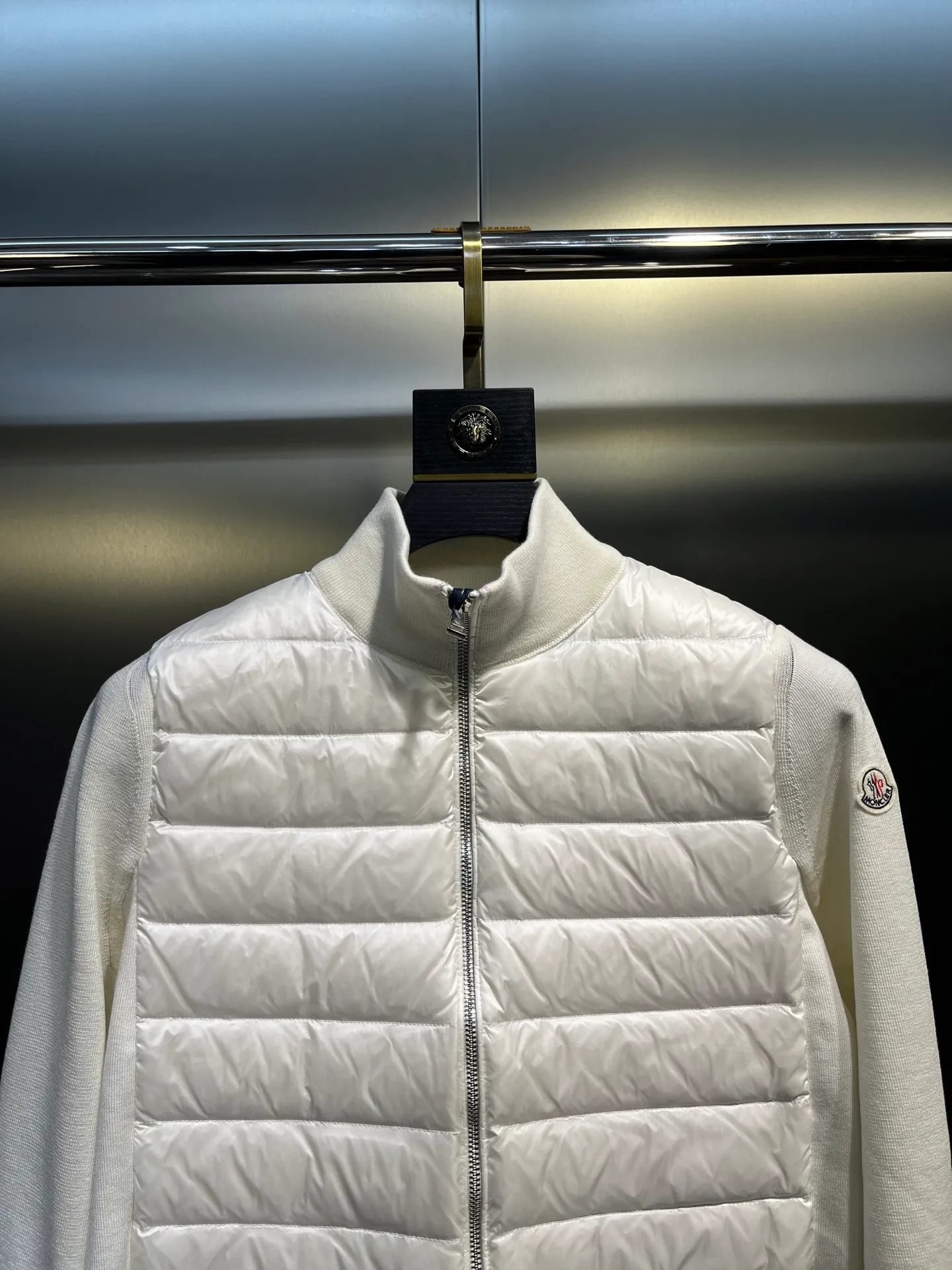 P840 moncler Premium 🌟 Down Knitted Moncler Thin Knitted Stand Collar | Down Jacket The ultimate inner wear item in winter!!! Several sweaters with down are released at this time of year. In fact, the evergreen style of sweaters and down is a basic style. It can be worn alone or layered, which will give it a more layered look!!! The front is down, and the back and two sleeves are made of wool blended fabrics. The soft and delicate knitted feel is not irritating at all! The texture is amazing, the velvet is large, delicate and stemless, and full of fluffiness! It has enough filling, and its thermal insulation performance is not to mention!!! It is windproof and warm, eliminating any possibility of velvet running. It feels silky and smooth, and the stiffness is also very good. The upper body will not look bloated. It is an evergreen model with a spliced ​​design! Color: white, black, lotus root pink Size: 1234