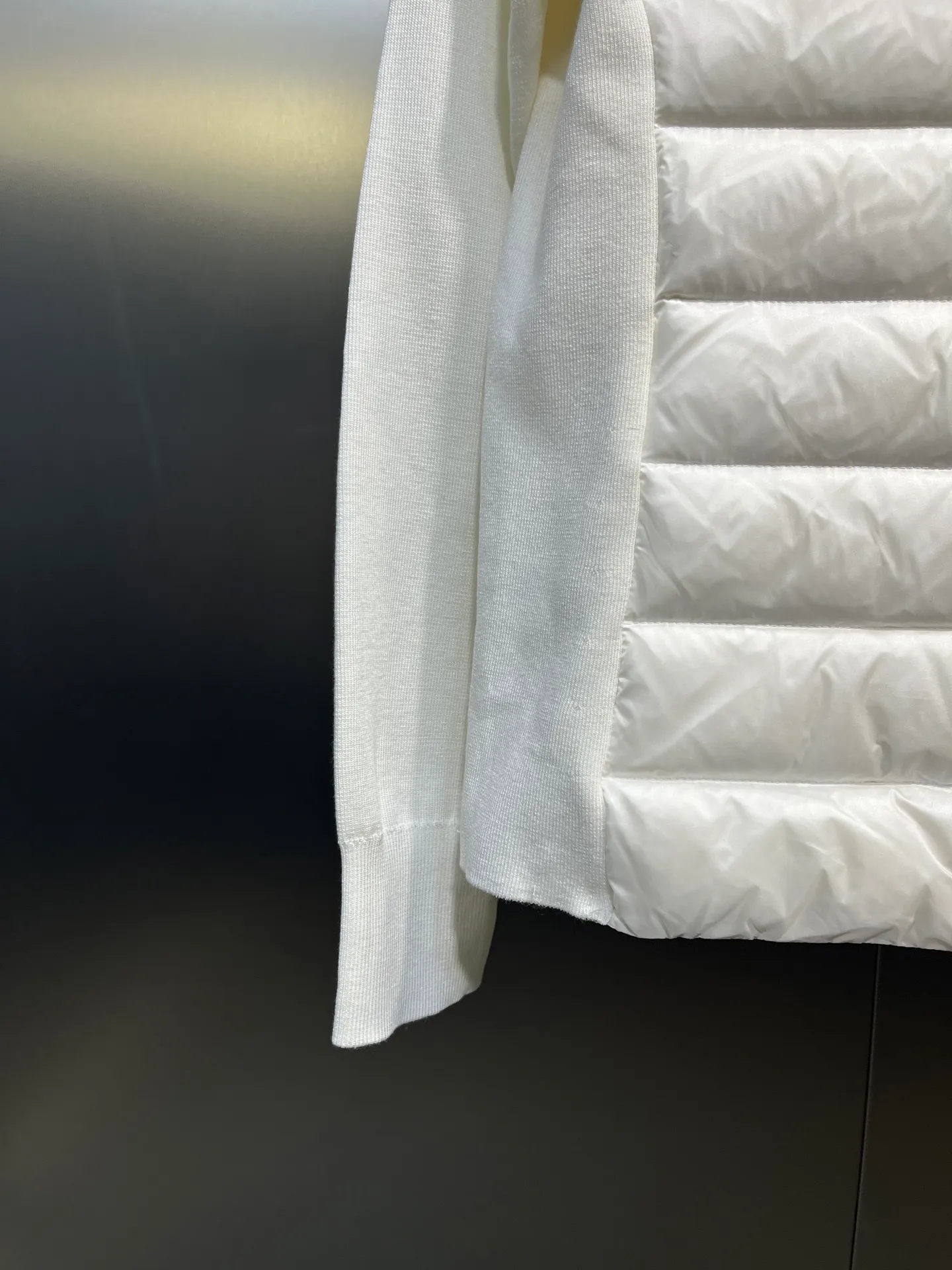 P840 moncler Premium 🌟 Down Knitted Moncler Thin Knitted Stand Collar | Down Jacket The ultimate inner wear item in winter!!! Several sweaters with down are released at this time of year. In fact, the evergreen style of sweaters and down is a basic style. It can be worn alone or layered, which will give it a more layered look!!! The front is down, and the back and two sleeves are made of wool blended fabrics. The soft and delicate knitted feel is not irritating at all! The texture is amazing, the velvet is large, delicate and stemless, and full of fluffiness! It has enough filling, and its thermal insulation performance is not to mention!!! It is windproof and warm, eliminating any possibility of velvet running. It feels silky and smooth, and the stiffness is also very good. The upper body will not look bloated. It is an evergreen model with a spliced ​​design! Color: white, black, lotus root pink Size: 1234