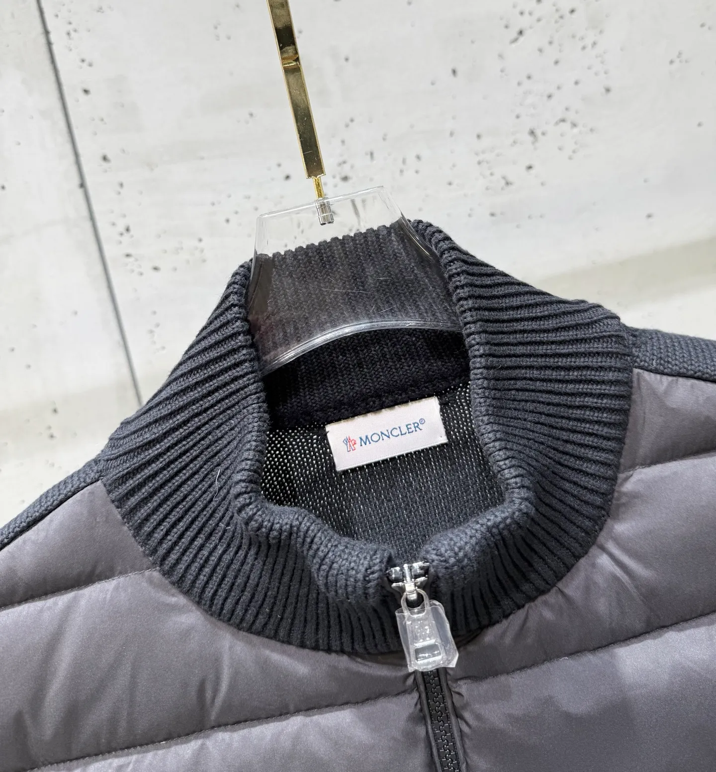 P680 Moncler 2025 autumn and winter new design, fashionable, versatile, comfortable and breathable solid color logo patch stitching quilted sweater! On sale simultaneously on the official website! The down that has a great sense of design and appearance can be purchased directly with quality control. This is a high-end product that you can’t go wrong with! It is made of imported technical fabrics and is filled with 90% white duck down. The fabric texture and shape are exquisite. You can feel its strong aura through the detailed pictures. It also has superior handsomeness and warmth performance, and can be easily worn in various occasions! With polythermal insulation, you don’t have to worry about a little chill! The placket adopts a large-tooth zipper opening and closing design, which is both fashionable and functional. It not only highlights the shape but also keeps the sweater warm. The iconic logo makes the whole style more luxurious! ! Color: Black, Size: M-XXL