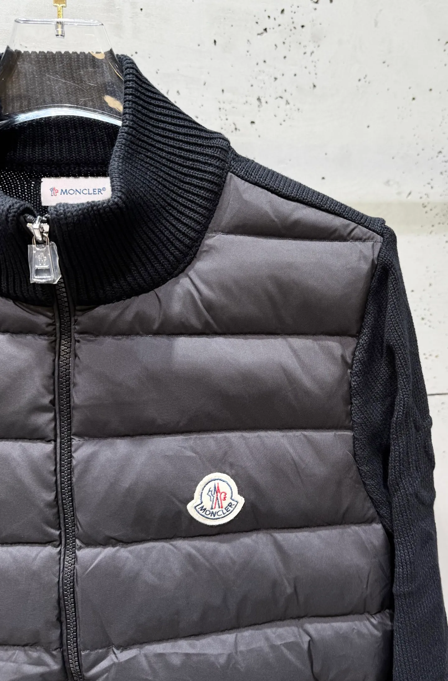 P680 Moncler 2025 autumn and winter new design, fashionable, versatile, comfortable and breathable solid color logo patch stitching quilted sweater! On sale simultaneously on the official website! The down that has a great sense of design and appearance can be purchased directly with quality control. This is a high-end product that you can’t go wrong with! It is made of imported technical fabrics and is filled with 90% white duck down. The fabric texture and shape are exquisite. You can feel its strong aura through the detailed pictures. It also has superior handsomeness and warmth performance, and can be easily worn in various occasions! With polythermal insulation, you don’t have to worry about a little chill! The placket adopts a large-tooth zipper opening and closing design, which is both fashionable and functional. It not only highlights the shape but also keeps the sweater warm. The iconic logo makes the whole style more luxurious! ! Color: Black, Size: M-XXL