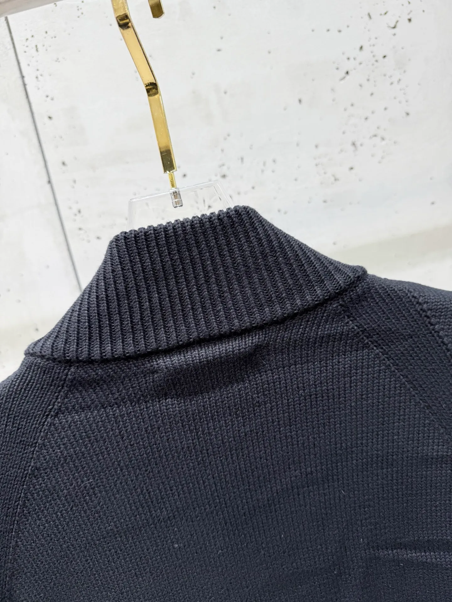 P680 Moncler 2025 autumn and winter new design, fashionable, versatile, comfortable and breathable solid color logo patch stitching quilted sweater! On sale simultaneously on the official website! The down that has a great sense of design and appearance can be purchased directly with quality control. This is a high-end product that you can’t go wrong with! It is made of imported technical fabrics and is filled with 90% white duck down. The fabric texture and shape are exquisite. You can feel its strong aura through the detailed pictures. It also has superior handsomeness and warmth performance, and can be easily worn in various occasions! With polythermal insulation, you don’t have to worry about a little chill! The placket adopts a large-tooth zipper opening and closing design, which is both fashionable and functional. It not only highlights the shape but also keeps the sweater warm. The iconic logo makes the whole style more luxurious! ! Color: Black, Size: M-XXL