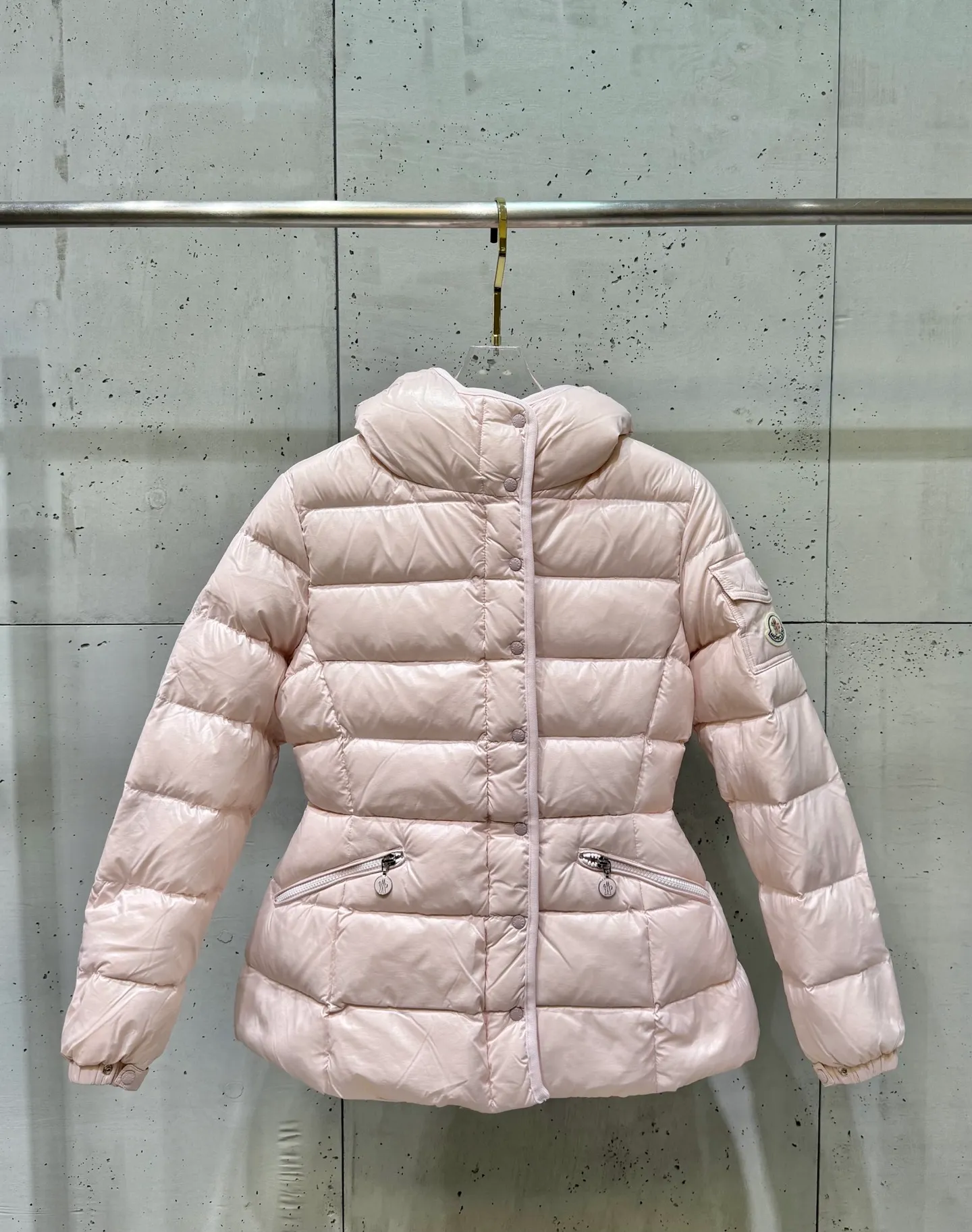 P920 Women's Moncler FW24 Barante short waist silhouette zipper long-sleeved down jacket Color: light pink off-white black Size: 0 1 2 3