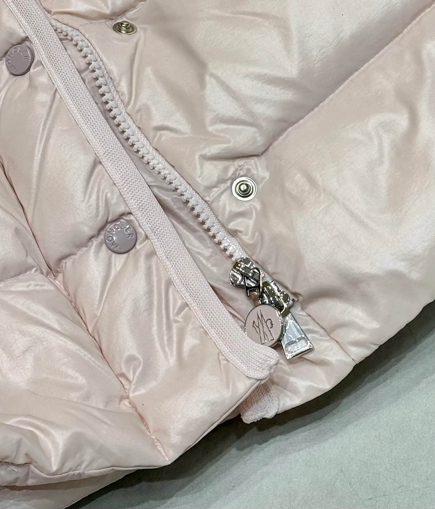 P920 Women's Moncler FW24 Barante short waist silhouette zipper long-sleeved down jacket Color: light pink off-white black Size: 0 1 2 3
